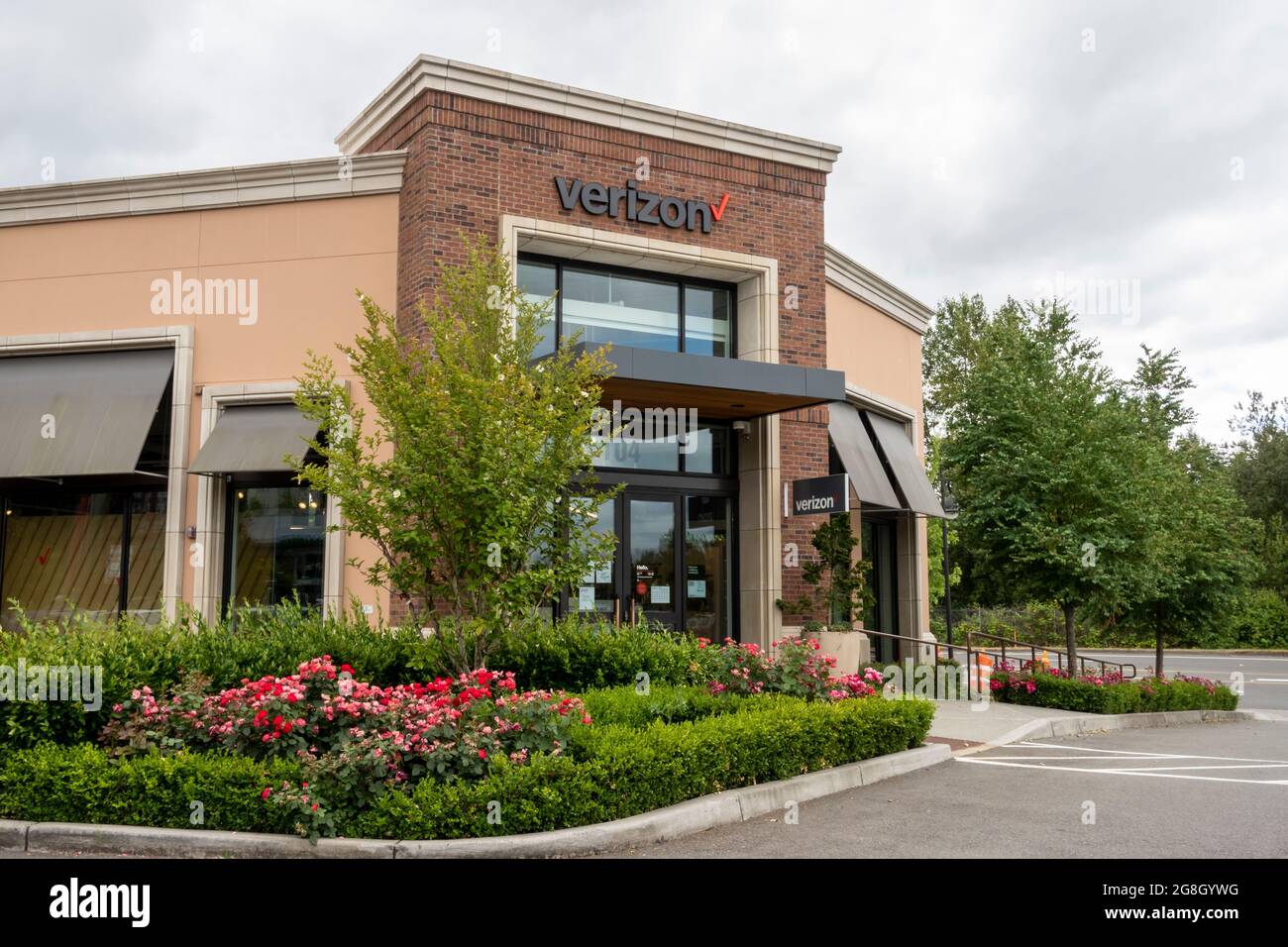 Kirkland, WA USA - ca. Juli 2021: Straßenansicht eines Verizon Wireless Handy-Shops in einem Einkaufszentrum Stockfoto