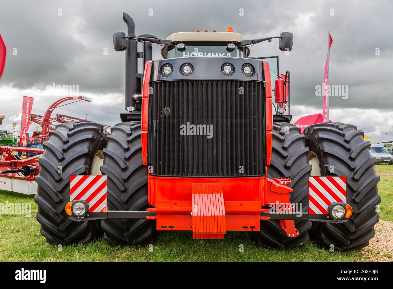 Russland, Region Leningrad - Juni, 2019: Leistungsstarke Traktoren Marke  Rostselmash auf der Ausstellung Stockfotografie - Alamy