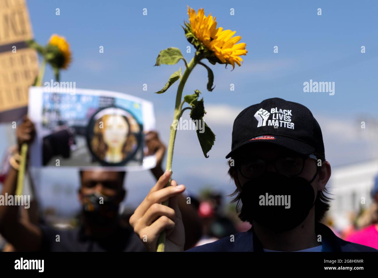 Los Angeles, USA. Juli 2021. Am Sonntag, dem 18. Juli 2021, marschieren Demonstranten für die Geschäftsführerin von Trader Joes, Melyda (Mely) Corado, zum dritten Jahrestag ihres Todes im Stadtteil Atwater Village von Los Angeles. Sie wurde 2018 bei ihrer Arbeit im Laden durch Schüsse der LAPD getötet. (Foto von Brian Feinzimer/Sipa USA) Quelle: SIPA USA/Alamy Live News Stockfoto