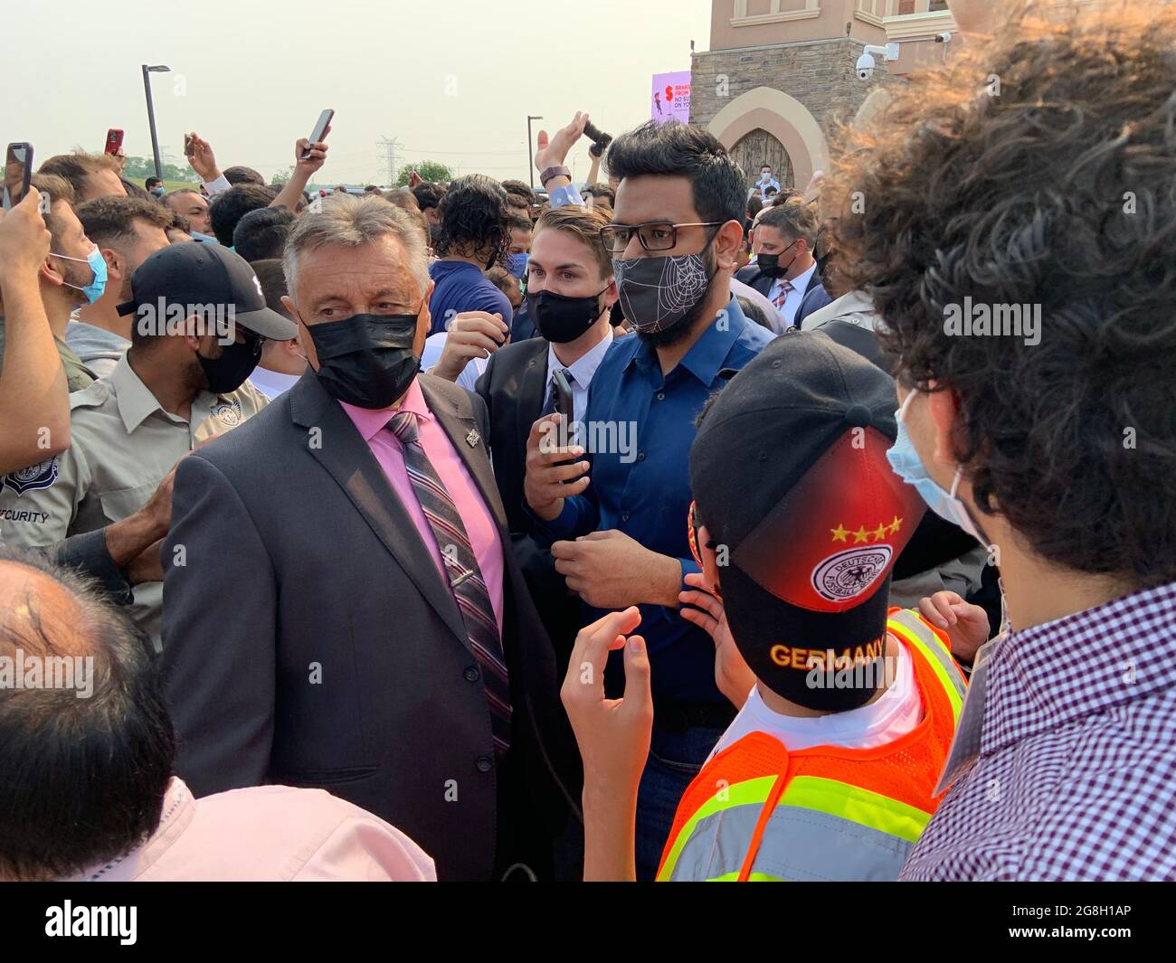 Sicherheitspersonal und Regierungsbeamte bereiten den Weg für Kanadas Premierminister Justin Trudeau während der Eid-Feierlichkeiten der Muslime vor. Stockfoto
