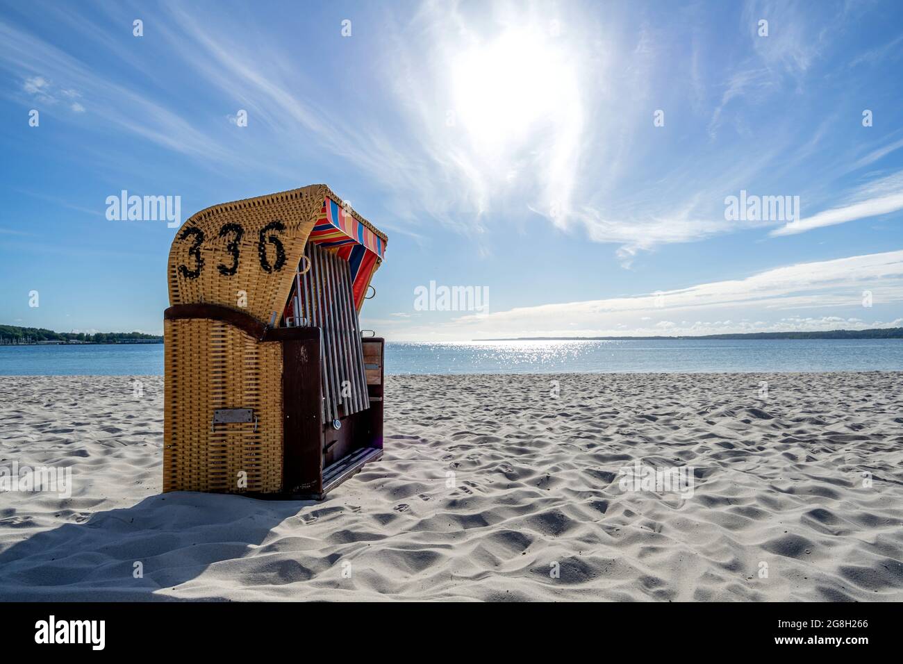 Traditionelle Strandkorb Strandliege am Ostseestrand Stockfoto