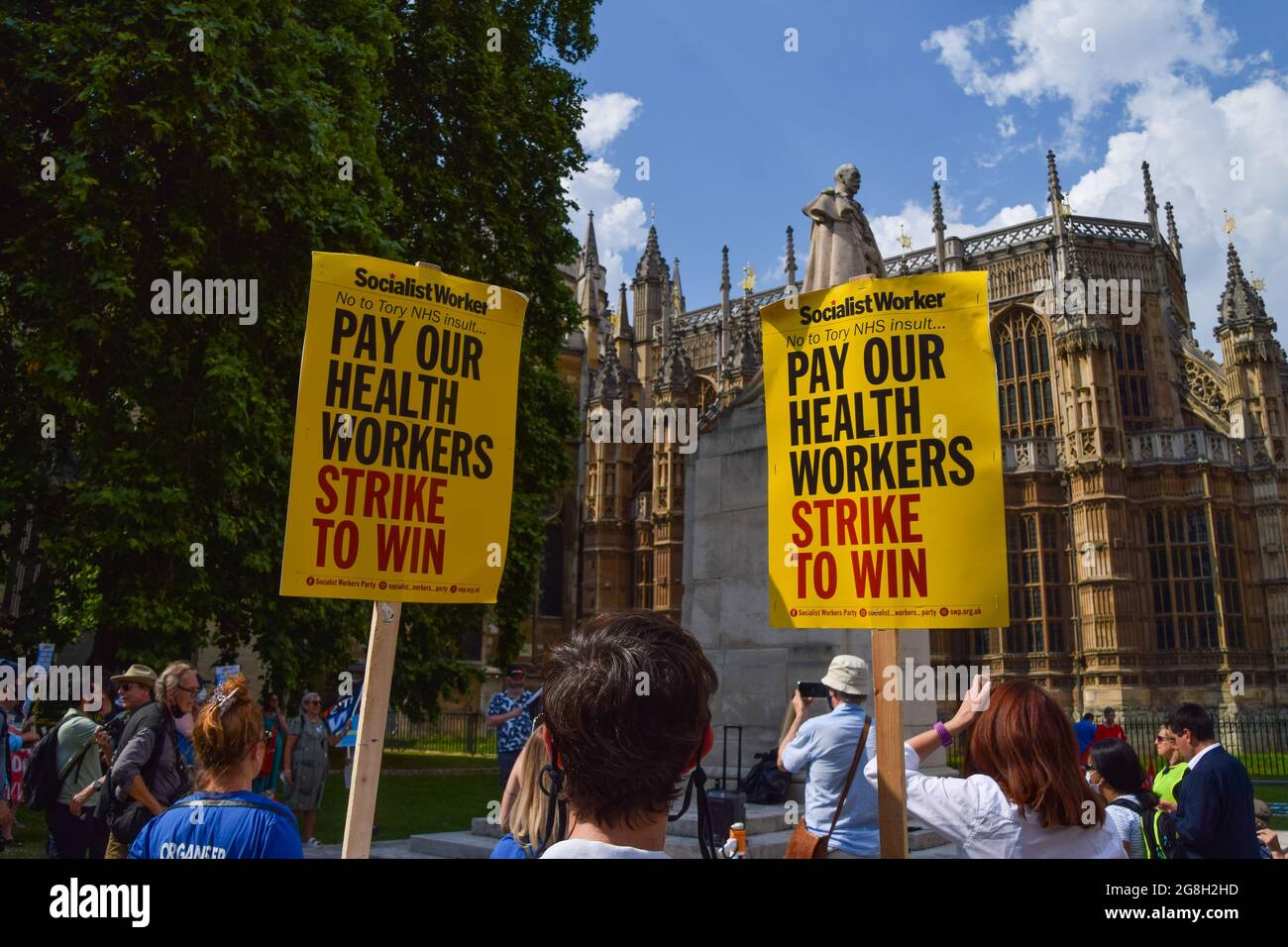 London, Großbritannien. Juli 2021. Während der Demonstration gegenüber dem parlament hält ein Protestler Plakate mit der Forderung nach fairer Bezahlung für die Beschäftigten des Gesundheitsdienstes. Gewerkschaftsmitglieder, NHS-Mitarbeiter und Unterstützer versammelten sich in Westminster, um eine Lohnerhöhung von 15 % für alle NHS-Beschäftigten zu fordern, nachdem die Regierung eine Erhöhung um 1 % vorgeschlagen hatte, und marschierten zur Downing Street 10, um ihre Petition einzureichen. (Foto: Vuk Valcic/SOPA Images/Sipa USA) Quelle: SIPA USA/Alamy Live News Stockfoto