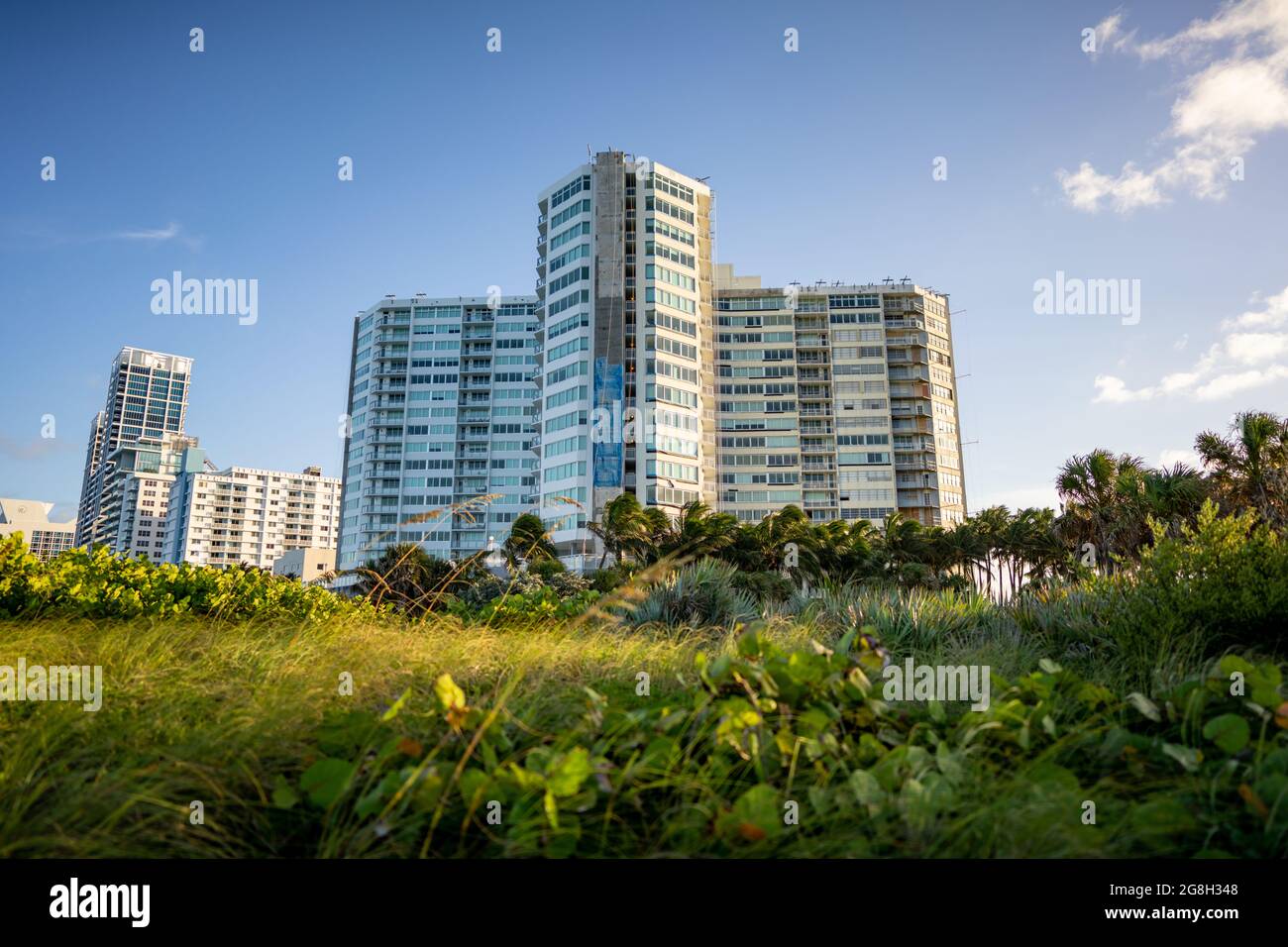 Miami Beach alte Wohnung wird Beton- und Balkonrestaurierung unterzogen Stockfoto
