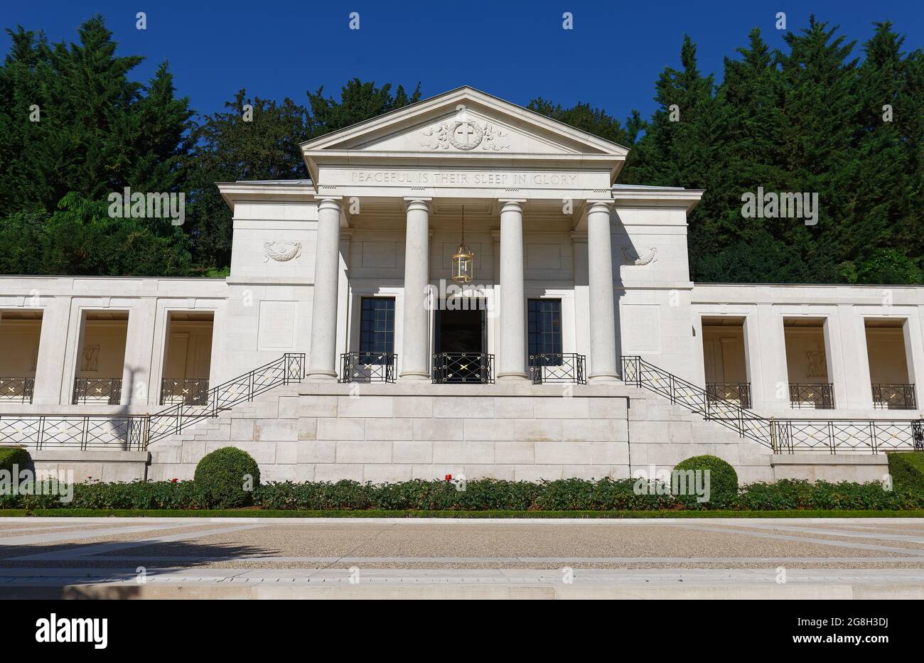 Suresnes, Frankreich-18. Juli 2021: Das Kriegsdenkmal des Suresnes American Cemetery . Es liegt etwas außerhalb von Paris, erinnert an amerikanische Service-Mitglied Stockfoto