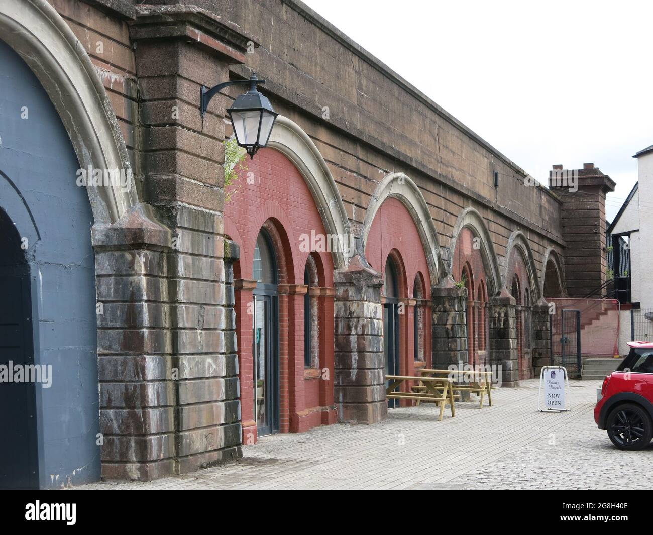 Bei der Erneuerung des Tourismus- und Freizeitgatters Bowling Harbour auf dem Clyde wurden die ausgenutzten Eisenbahnbögen zu Gewerbeflächen umentwickelt. Stockfoto