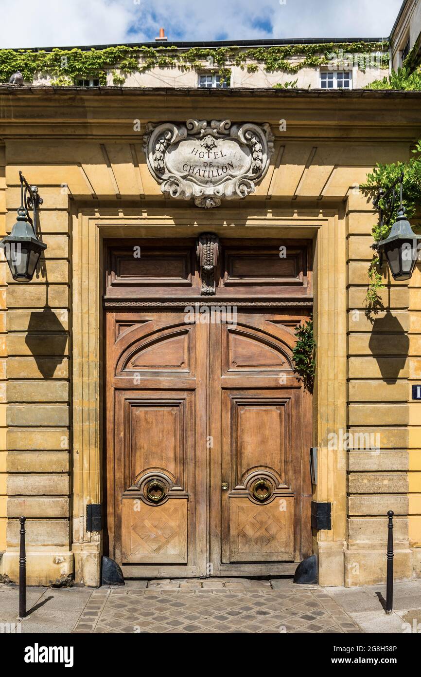 Eingang des Hotels de Chatillon aus dem 17. Jahrhundert (historisches Gebäude), rue de Peyenne, Paris, Frankreich. Stockfoto