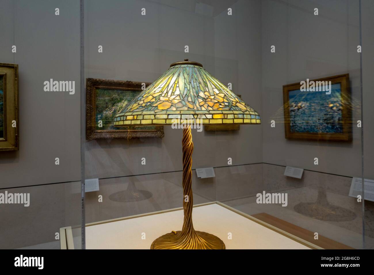 Tiffany lampenschirm -Fotos und -Bildmaterial in hoher Auflösung – Alamy