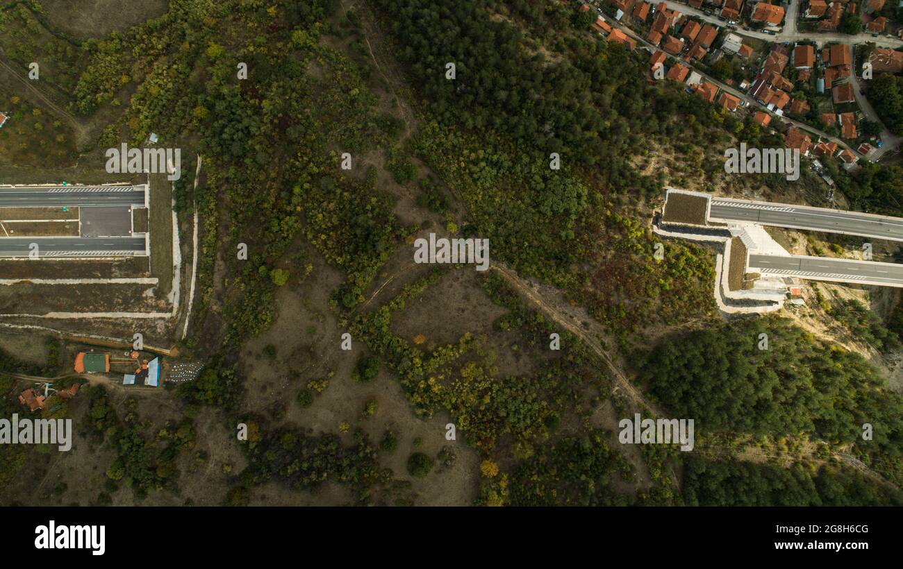 Der Tunnel führt auf einer Seite der Hügelausgänge auf der anderen Drone-Drone-Draufschuss-Aufnahme ein Stockfoto