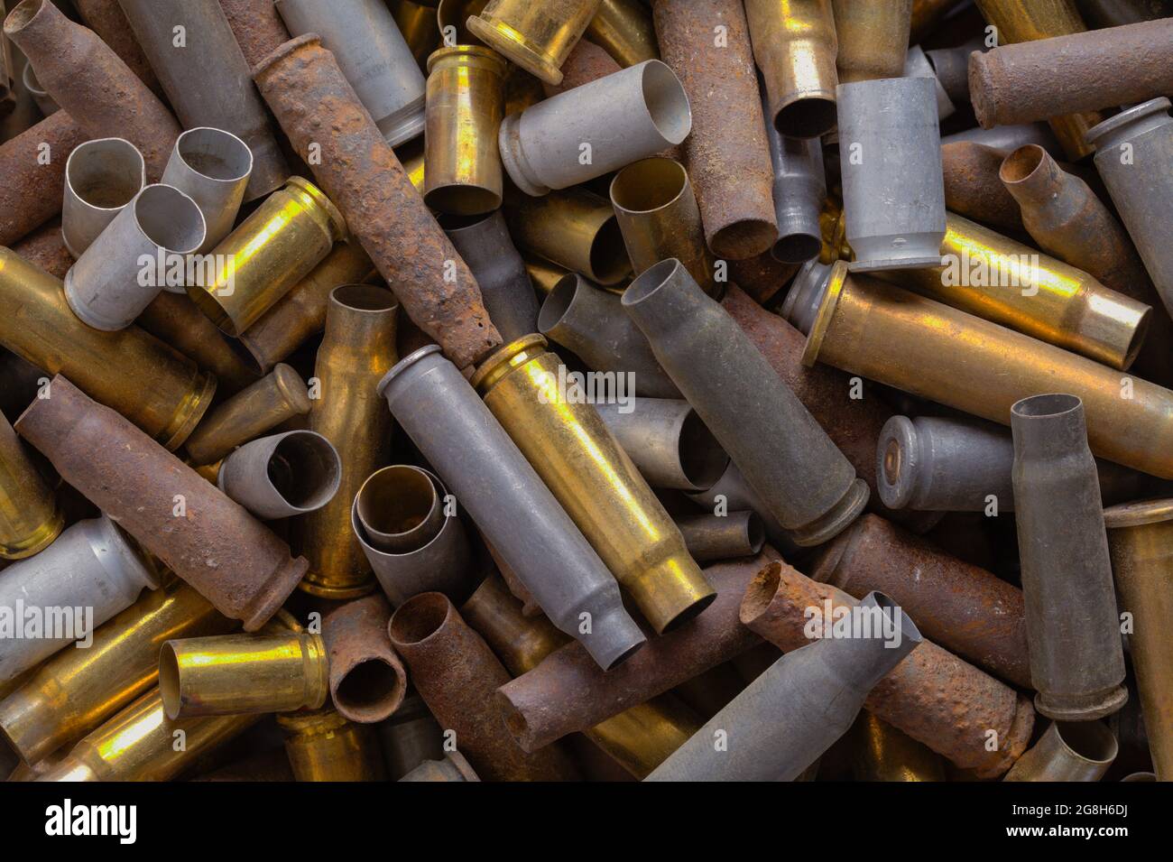 Stapel alter Munitionsgeschossschalen Hintergrund. Stockfoto