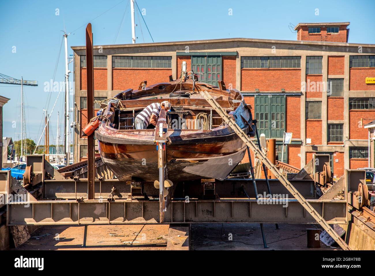 Den Helder, Niederlande. 8. juli 2021. Historisches Flachboot auf der Slipway bei der Willemsoord Werft in Den Helder. Hochwertige Fotos Stockfoto
