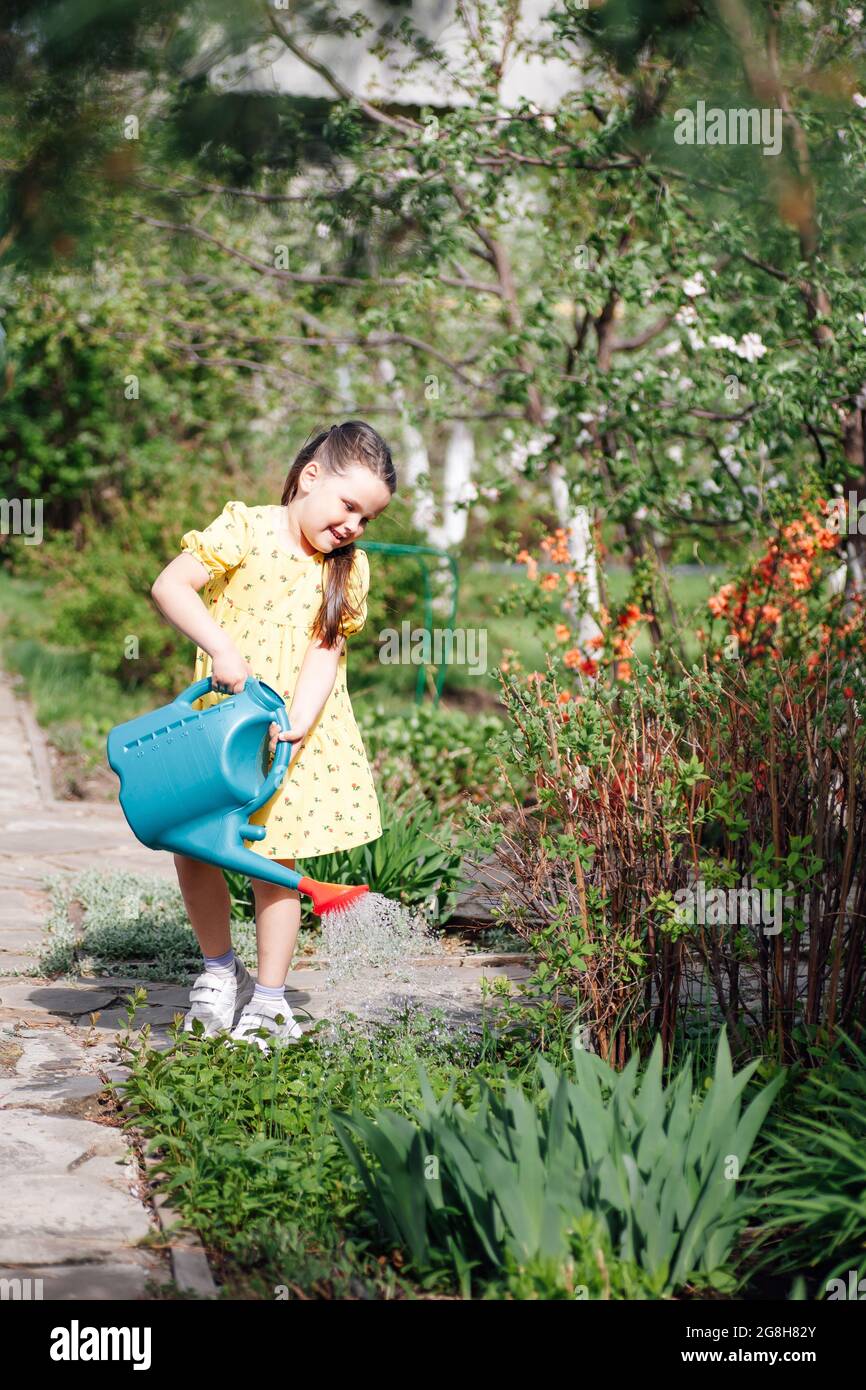Ein kleiner Gärtner hilft seinen Eltern, sich um den Garten zu kümmern