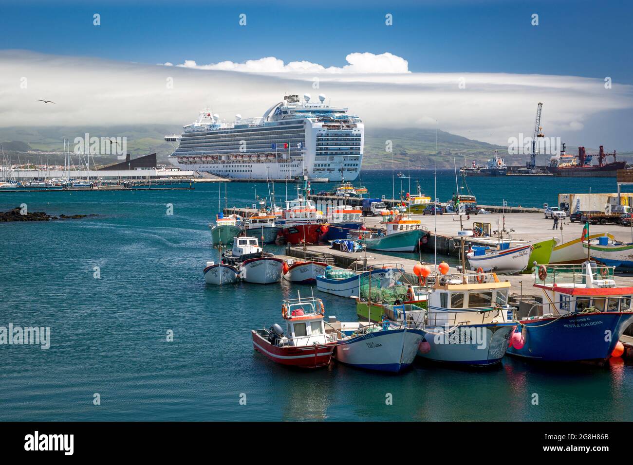 Angelboote/Fischerboote mit Princess Cruise Schiff hinaus Insel Sao Miguel, Azoren, Portugal Stockfoto