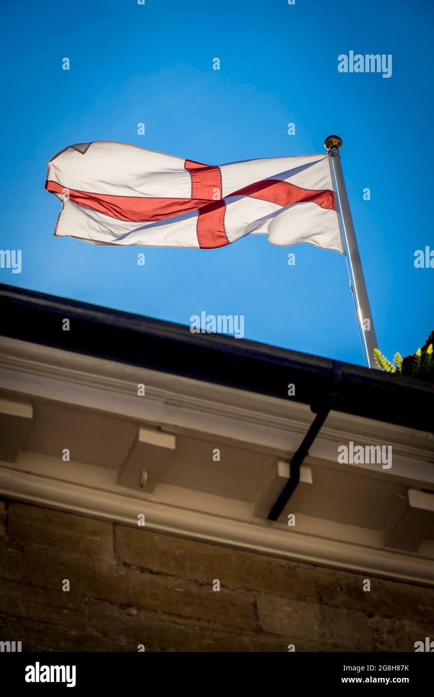 Die englische Flagge fliegt am sonnigen Tag gegen den Himmel Stockfoto