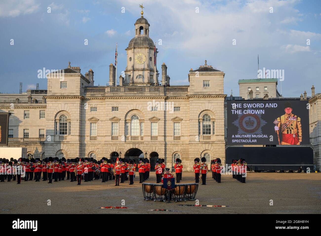 Horse Guards Parade, London, Großbritannien. 20. Juli 2021. Erste Aufführung mit Publikum für das Militärmusikspektakel The Sword & the Crown in Horse Guards Parade, das bis zum 22. Juli stattfindet, dem ersten öffentlichen Auftritt der massierten Bands der Household Division seit Juni 2019. An einem heißen und sonnigen Abend sind die Band of the HAC, die Band of the Royal Yeomanry, Pipes & Drums des Londoner Regiments und das Corps of Drums des HAC zu sehen. Quelle: Malcolm Park/Alamy Live News. Stockfoto