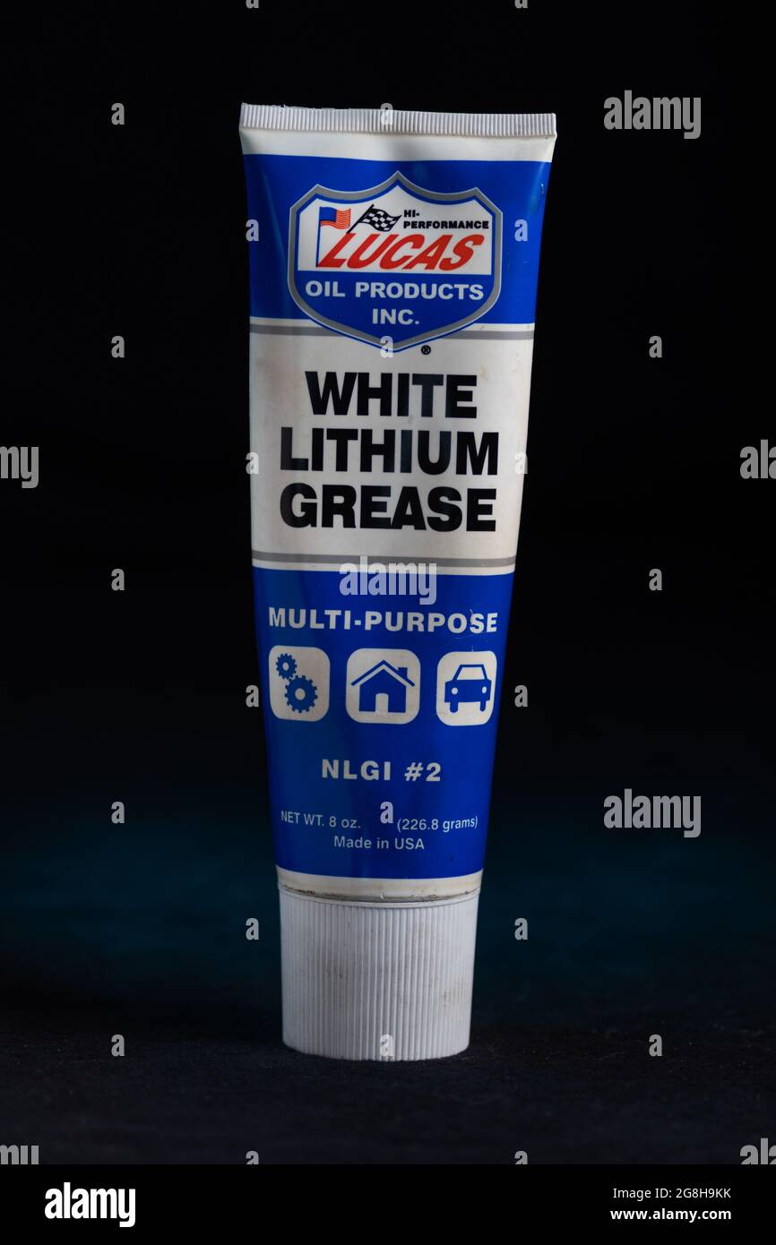 Squeeze tube of Lucas Oil Products White Lithium Grease on dark background. Wird häufig in Unternehmen und zu Hause für verschiedene Schmierzwecke verwendet Stockfoto