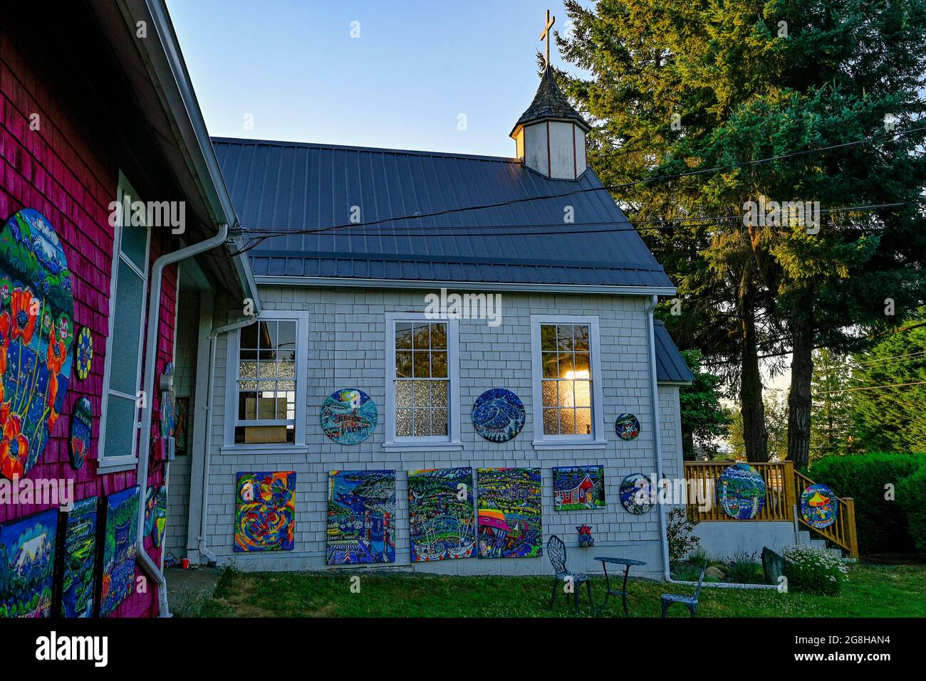 Kunst des Künstlers Brian Scott, The Little Red Church, Community Hall, Comax, British Columbia, Kanada Stockfoto