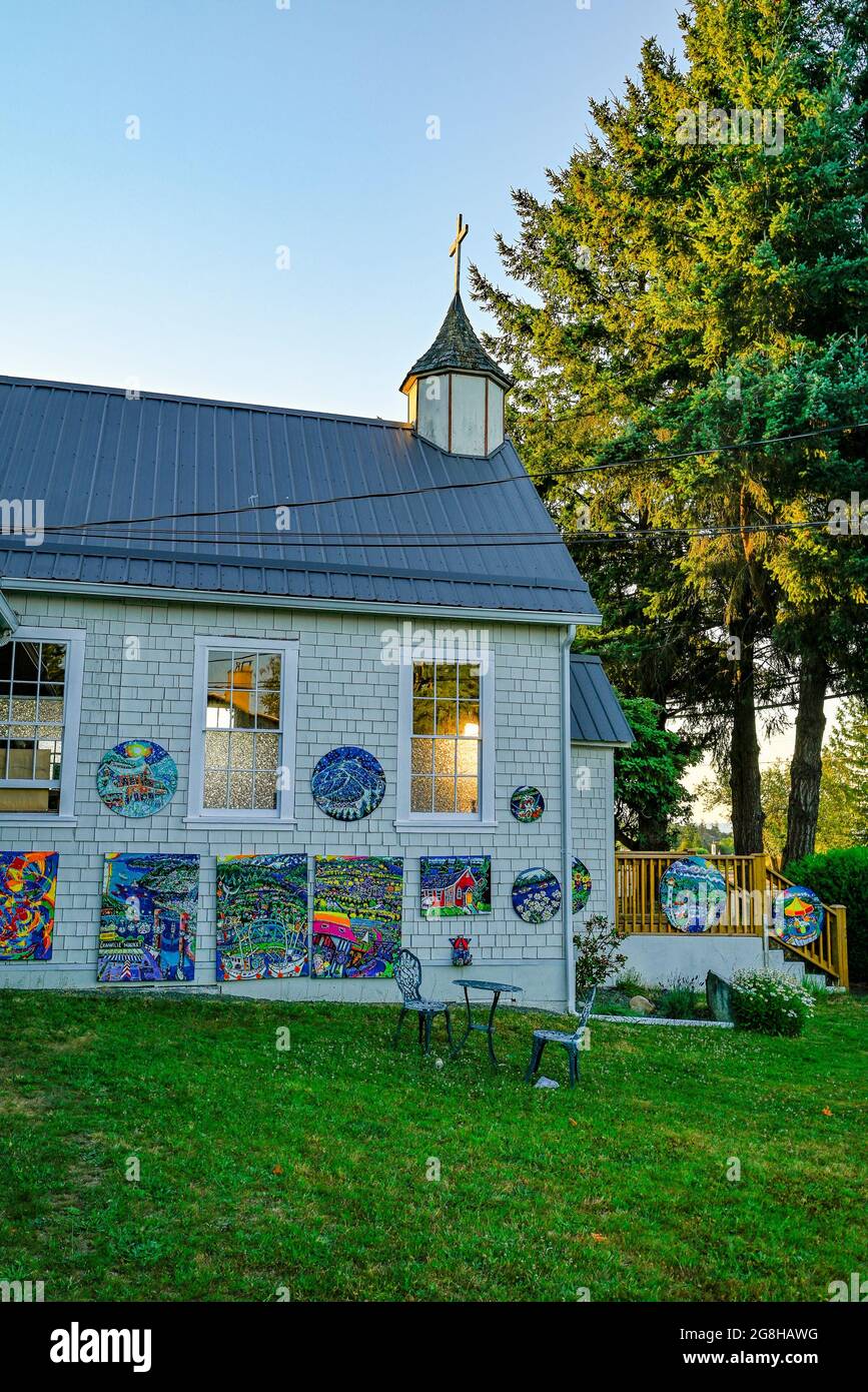 Kunst des Künstlers Brian Scott, The Little Red Church, Community Hall, Comax, British Columbia, Kanada Stockfoto