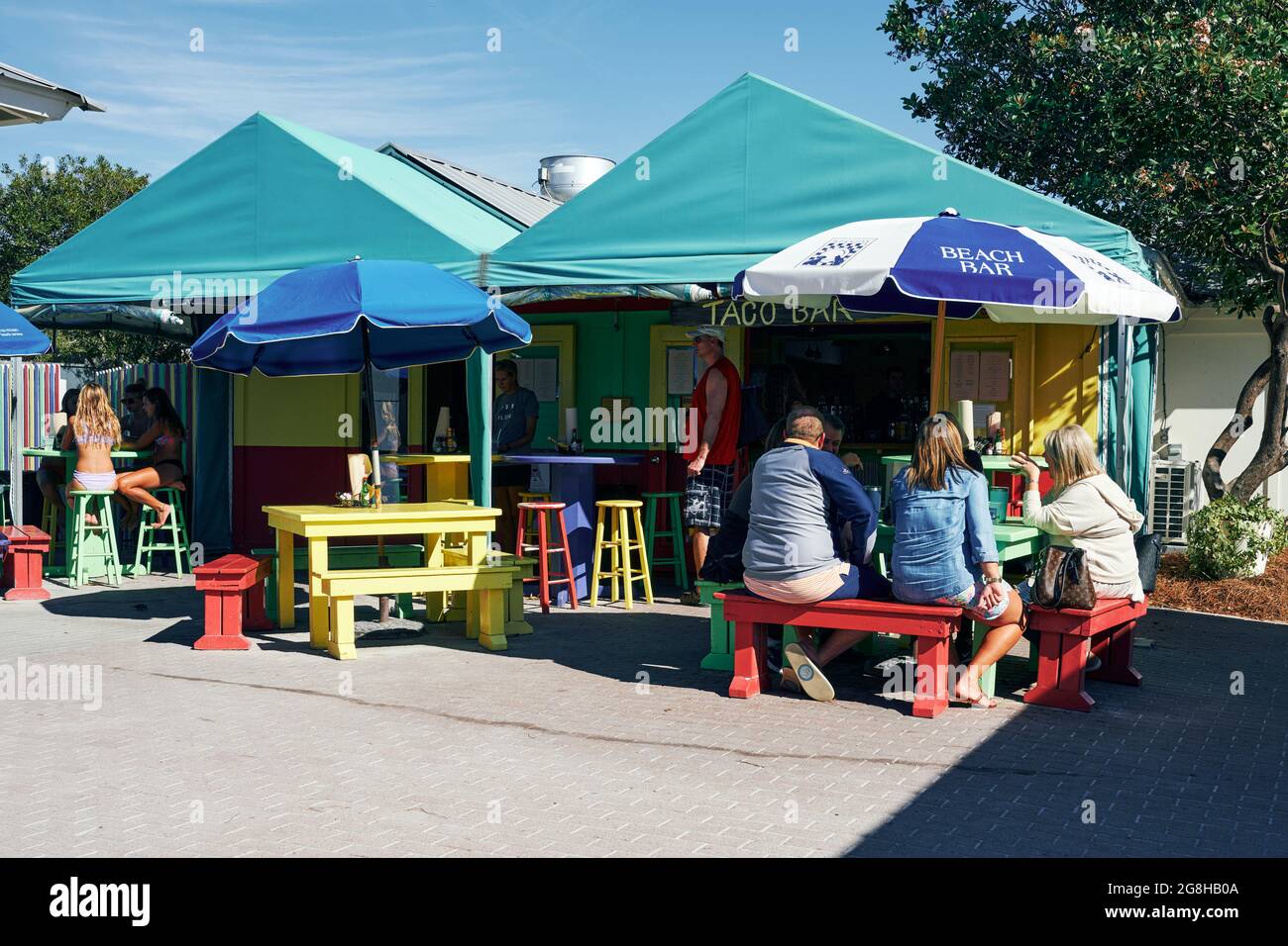 Menschen, die in einem Taco-Bar-Restaurant im Freien im Ferienort Seaside Florida, USA, essen. Stockfoto