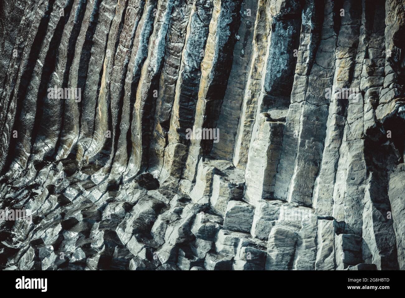 Basaltsäulen auf den Klippen des Dorfes Arnastapi Stockfoto