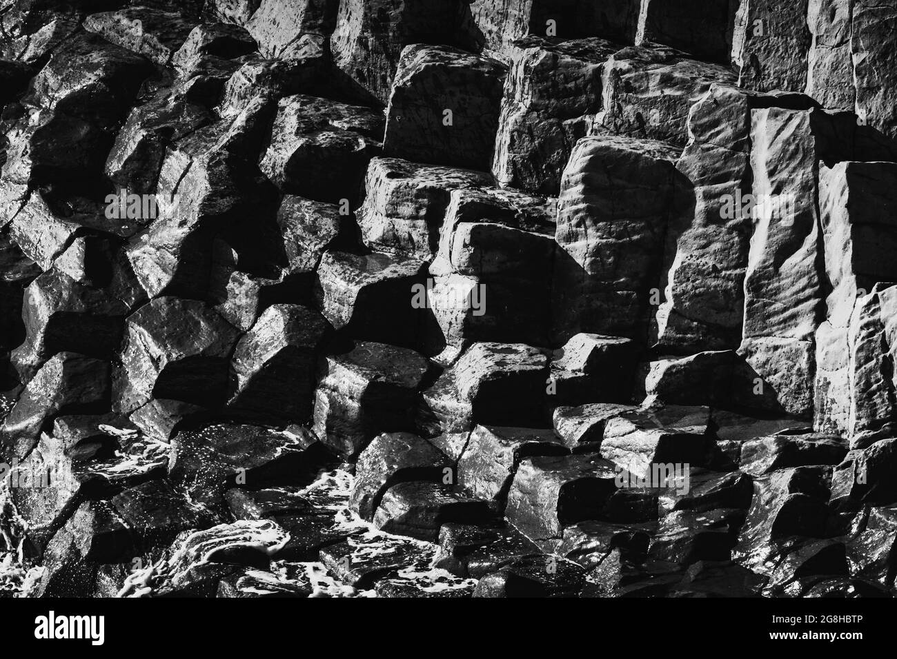 Basaltsäulen auf den Klippen des Dorfes Arnastapi Stockfoto