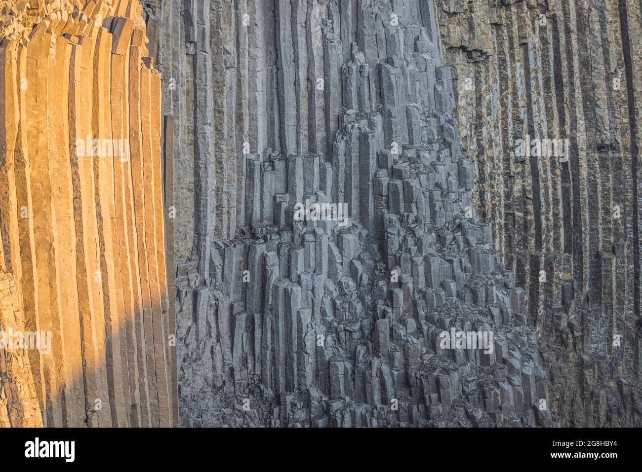 Graue und braune Basalt-Säulen-Texturen aus vulkanischem Basalt Stockfoto