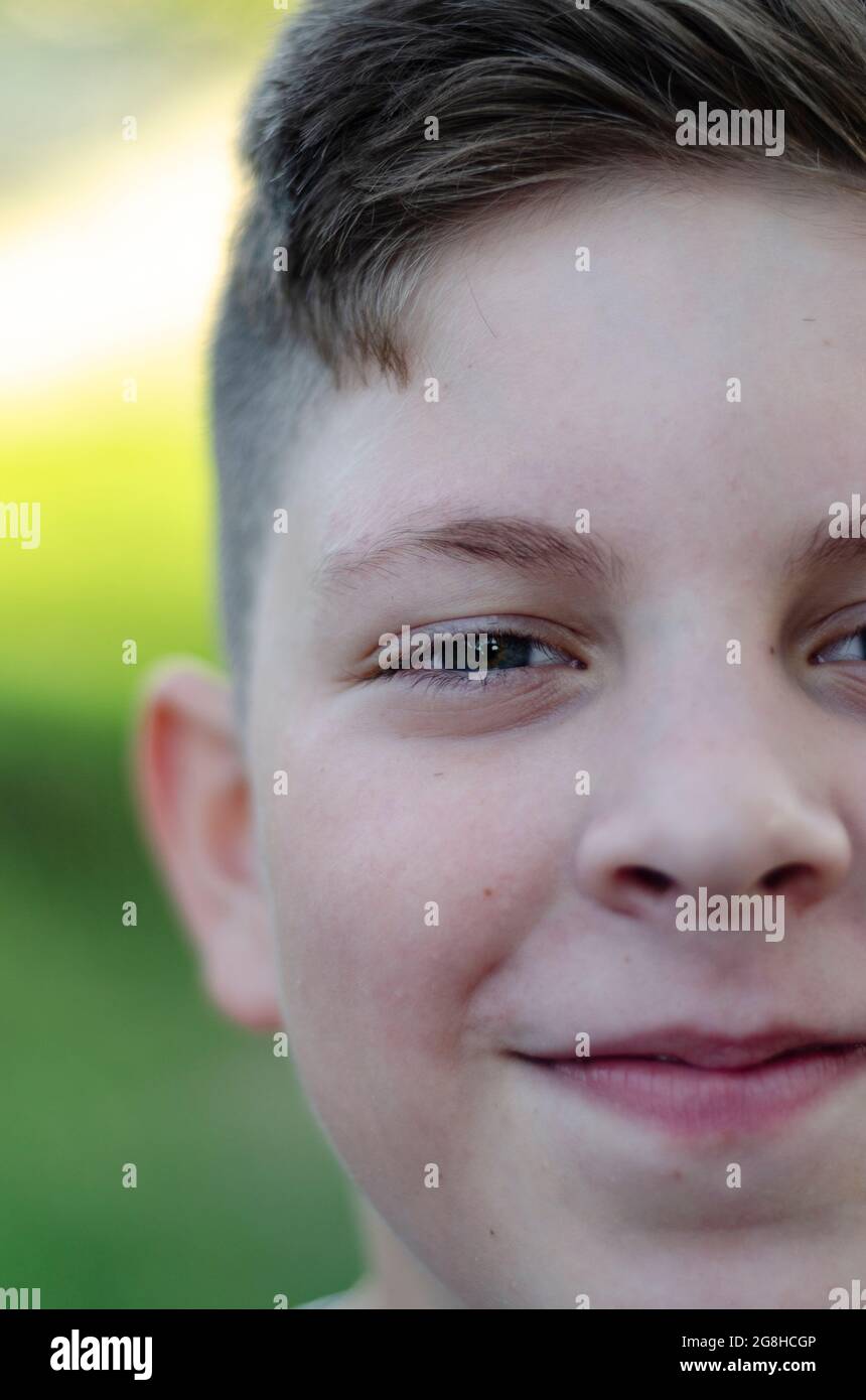 Porträt eines 11-jährigen Jungen auf grauem Hintergrund Stockfoto