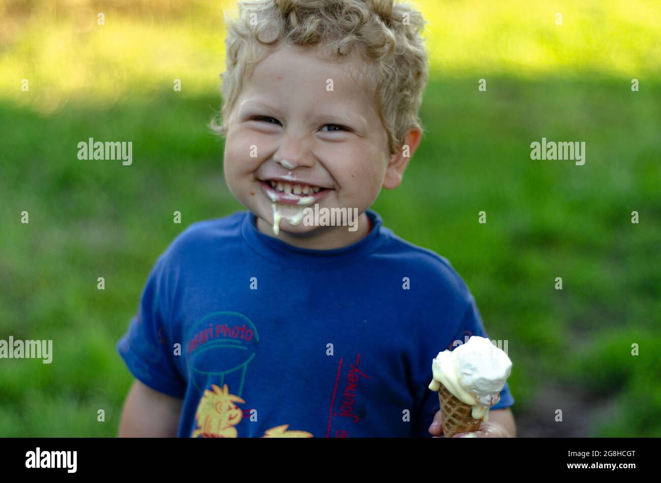 Junge 2 Jahre alt mit Eis in der Hand Stockfoto