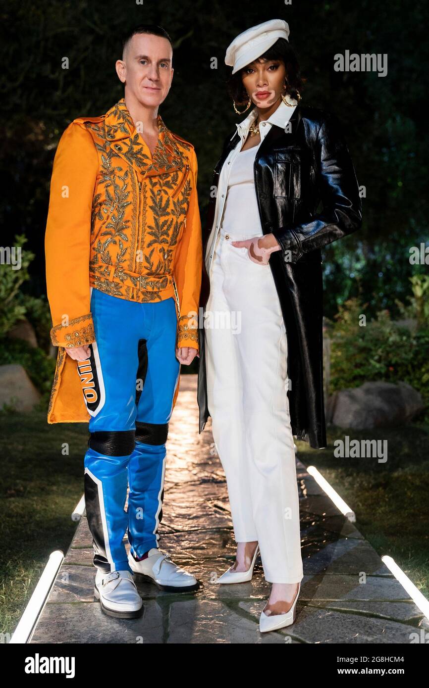 DER SCHNITT von links Richter Jeremy Scott Winnie Harlow Saison 2 Premiere 16. Juli 2021 Foto Ali Goldstein Amazon Courtesy Everett Collection Stockfotografie Alamy