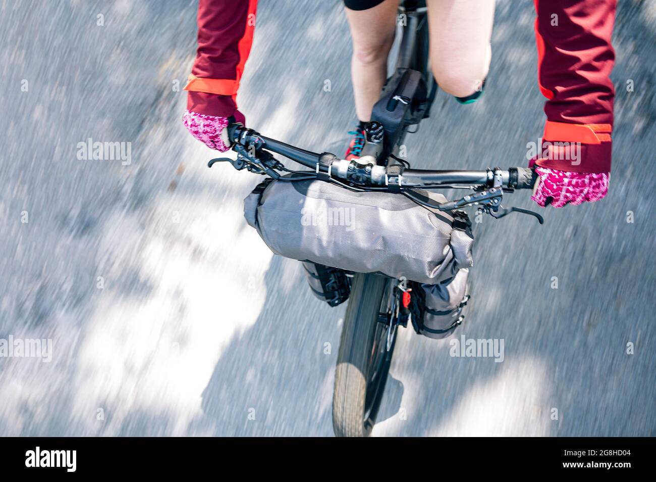 Frau genießt mit einem Mountainbike in der Natur, praktiziert Bikepacking Stockfoto