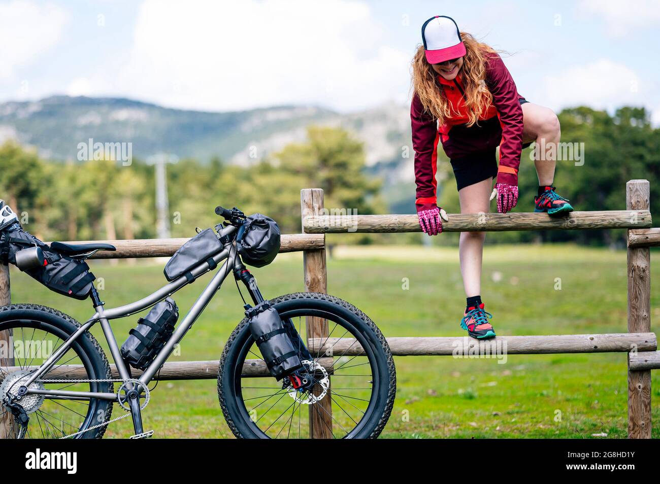 Frau genießt mit einem Mountainbike in der Natur, praktiziert Bikepacking Stockfoto