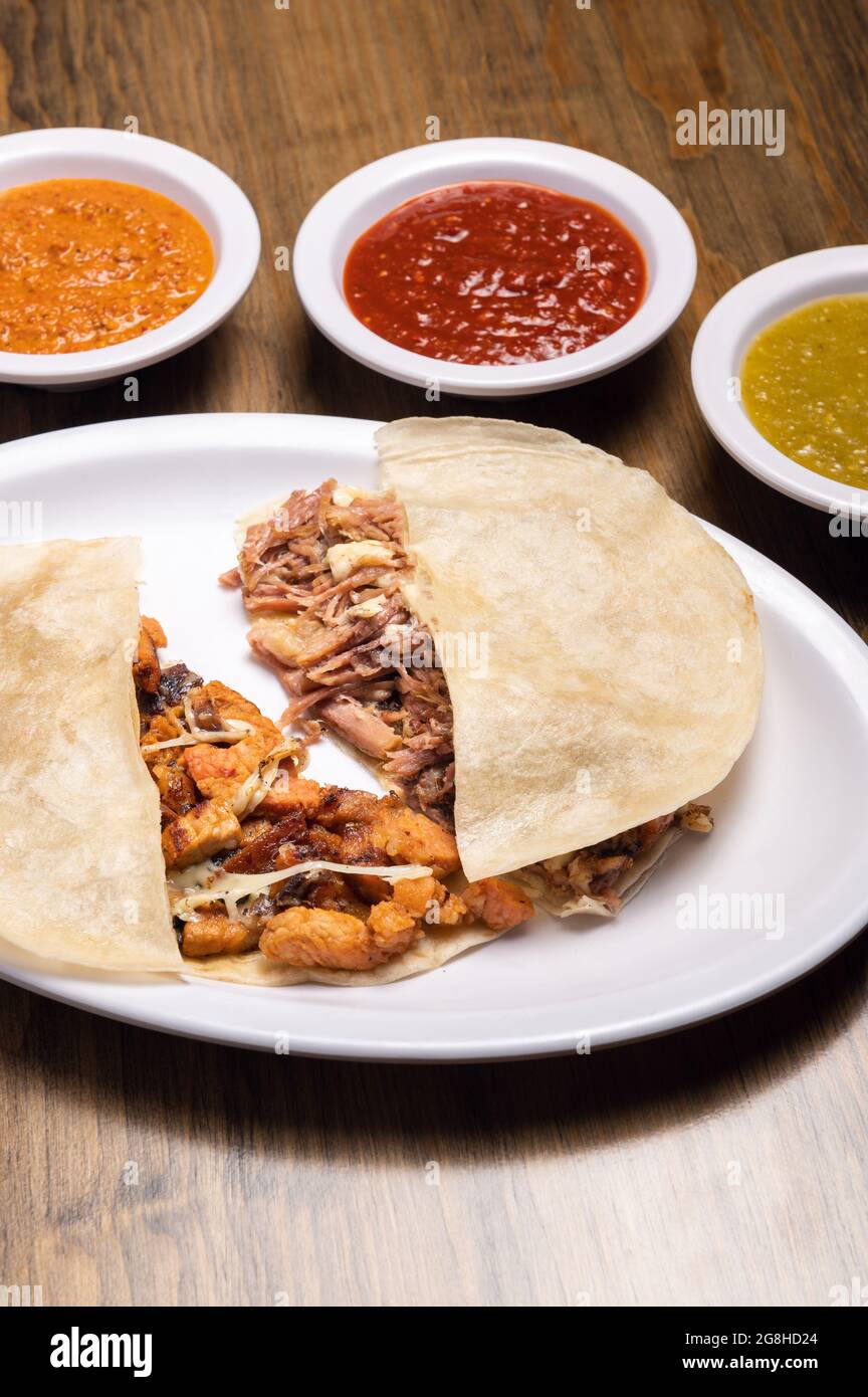 Pastor Fleisch Tacos mit Mais-Tortillas. Traditionelles mexikanisches Essen. Stockfoto