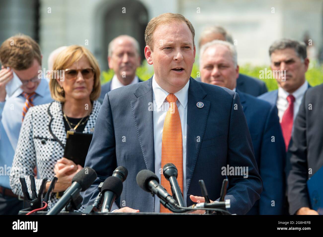 Der Vertreter der Vereinigten Staaten, Lee Zeldin (Republikaner von New York), hält während einer Pressekonferenz Bemerkungen zu einem Amicus-Brief ab, in dem der Oberste Gerichtshof aufgefordert wird, ein 110 Jahre altes New Yorker Waffengesetz, das Waffentransporte außerhalb des Hauses beschränkt, am Dienstag im US-Kapitol in Washington, DC, 20. Juli 2021. Kredit: Rod Lampey/CNP Stockfoto