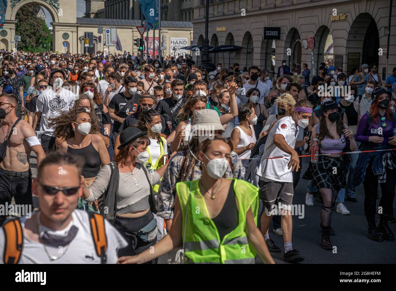 Demonstranten tanzen zu lauter Techno Musik. Die Gruppe Freiräume veranstaltete am 5. Juni 2021 in München mehrere Demonstrationen bei denen sie unter anderem mehr freie Räume fordern, in welchen sich revolutionäre, innovative Ideen potenzieren und Konstruktionen aller Art in Frage gestellt werden können. (Foto: Alexander Pohl/Sipa USA) Quelle: SIPA USA/Alamy Live News Stockfoto