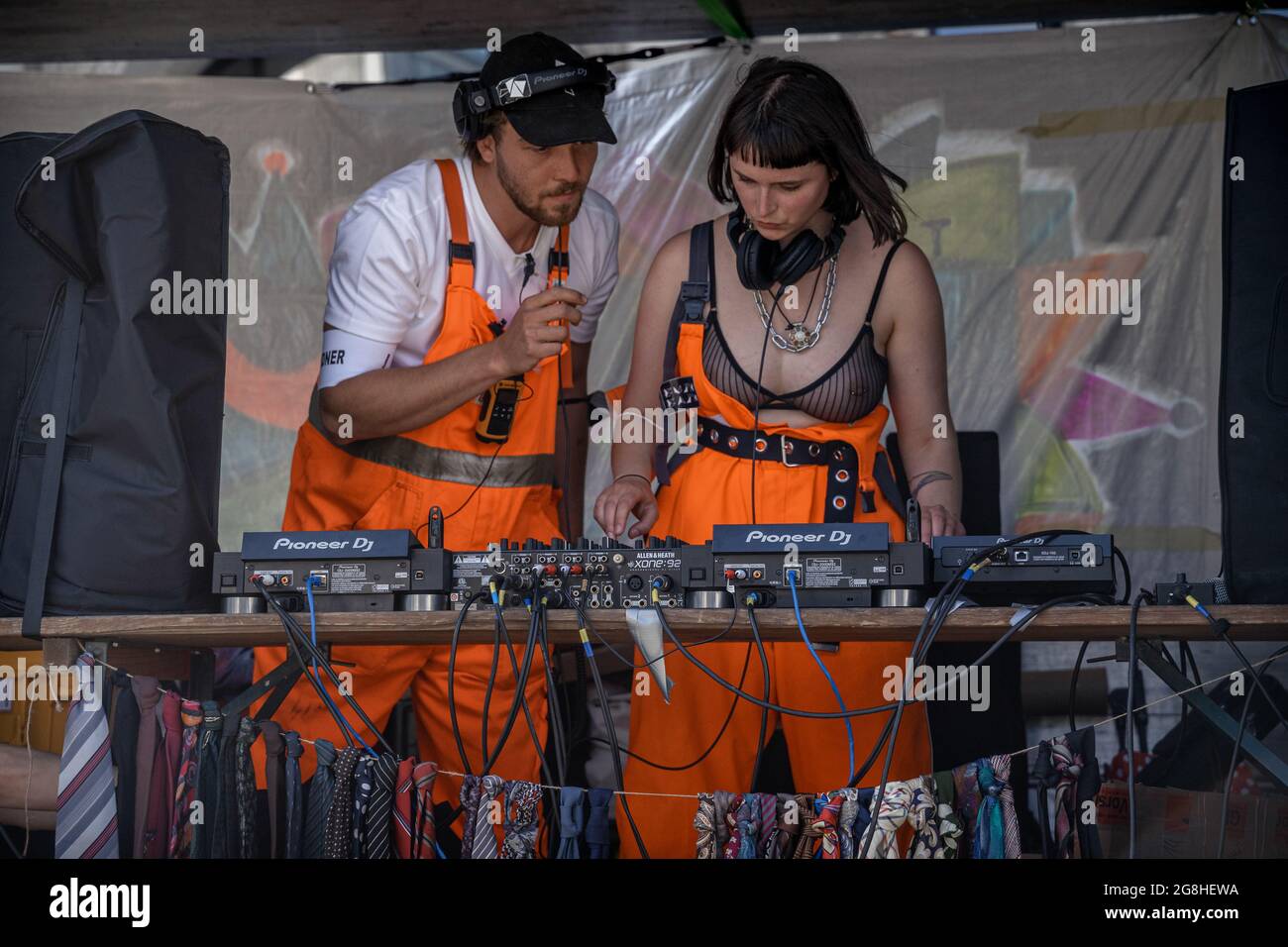 DJs mischen Musik auf einem Lautsprecherwagen. Die Gruppe Freiräume veranstaltete am 5. Juni 2021 in München mehrere Demonstrationen bei denen sie unter anderem mehr freie Räume fordern, in welchen sich revolutionäre, innovative Ideen potenzieren und Konstruktionen aller Art in Frage gestellt werden können. (Foto: Alexander Pohl/Sipa USA) Quelle: SIPA USA/Alamy Live News Stockfoto