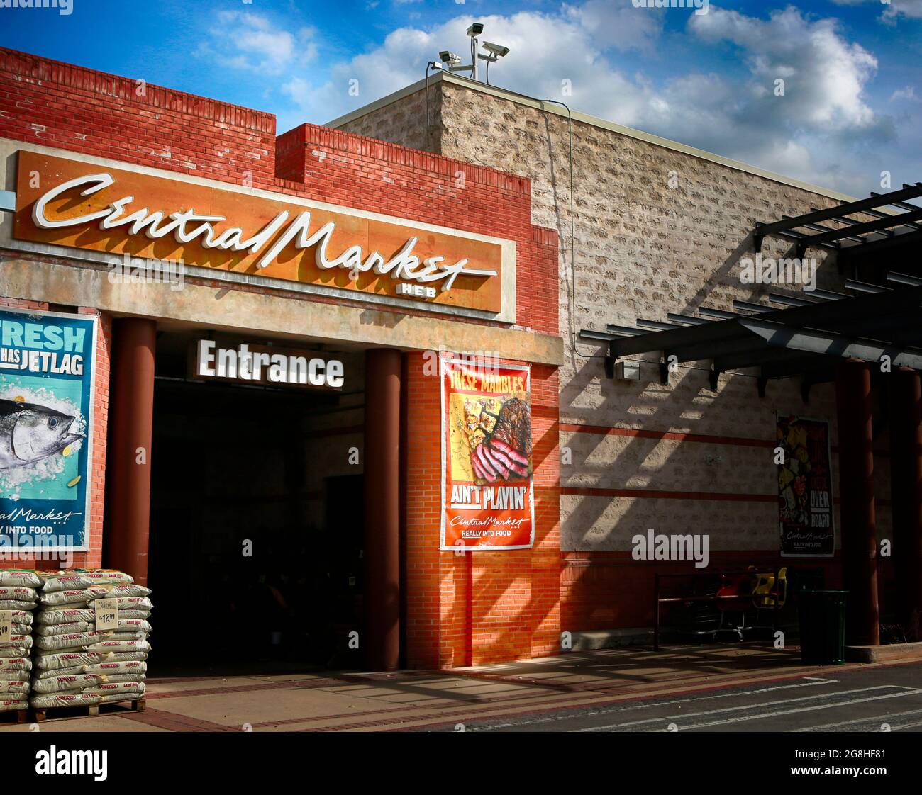 10. März 2021, Austin, Texas. Central Market, EINGANG. Central Market ist eine amerikanische Gourmet-Lebensmittelkette im Besitz der H-E-B Grocery Company. Stockfoto