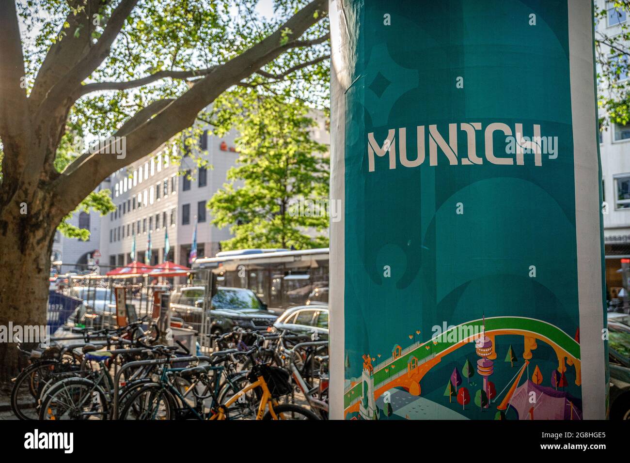 Auch wenn das erste EM-Spiel in der Münchner Allianz Arena erst am Dienstag stattfindet, ist die Münchner Innenstadt am 13. Juni 2021 optisch schon perfekt für die Europameisterschaft eingekleidet. (Foto: Alexander Pohl/Sipa USA) Quelle: SIPA USA/Alamy Live News Stockfoto