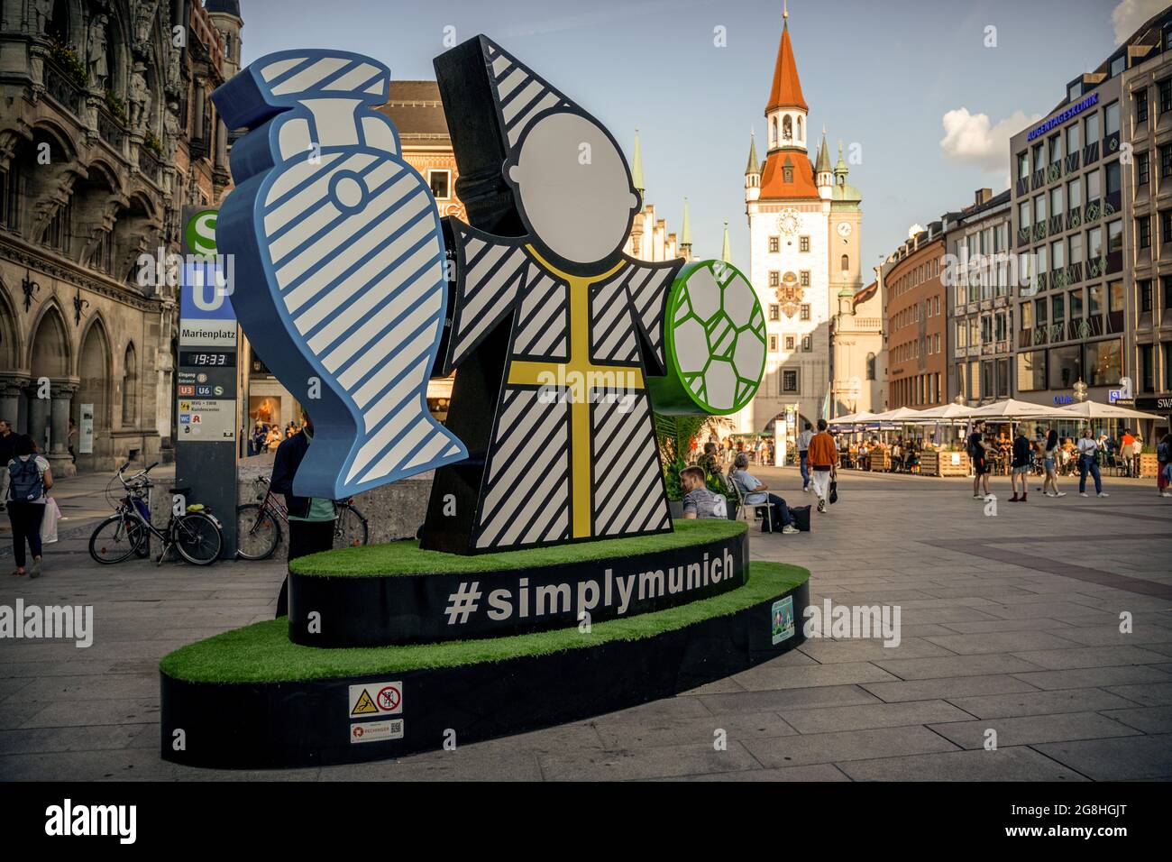 Auch wenn das erste EM-Spiel in der Münchner Allianz Arena erst am Dienstag stattfindet, ist die Münchner Innenstadt am 13. Juni 2021 optisch schon perfekt für die Europameisterschaft eingekleidet. (Foto: Alexander Pohl/Sipa USA) Quelle: SIPA USA/Alamy Live News Stockfoto