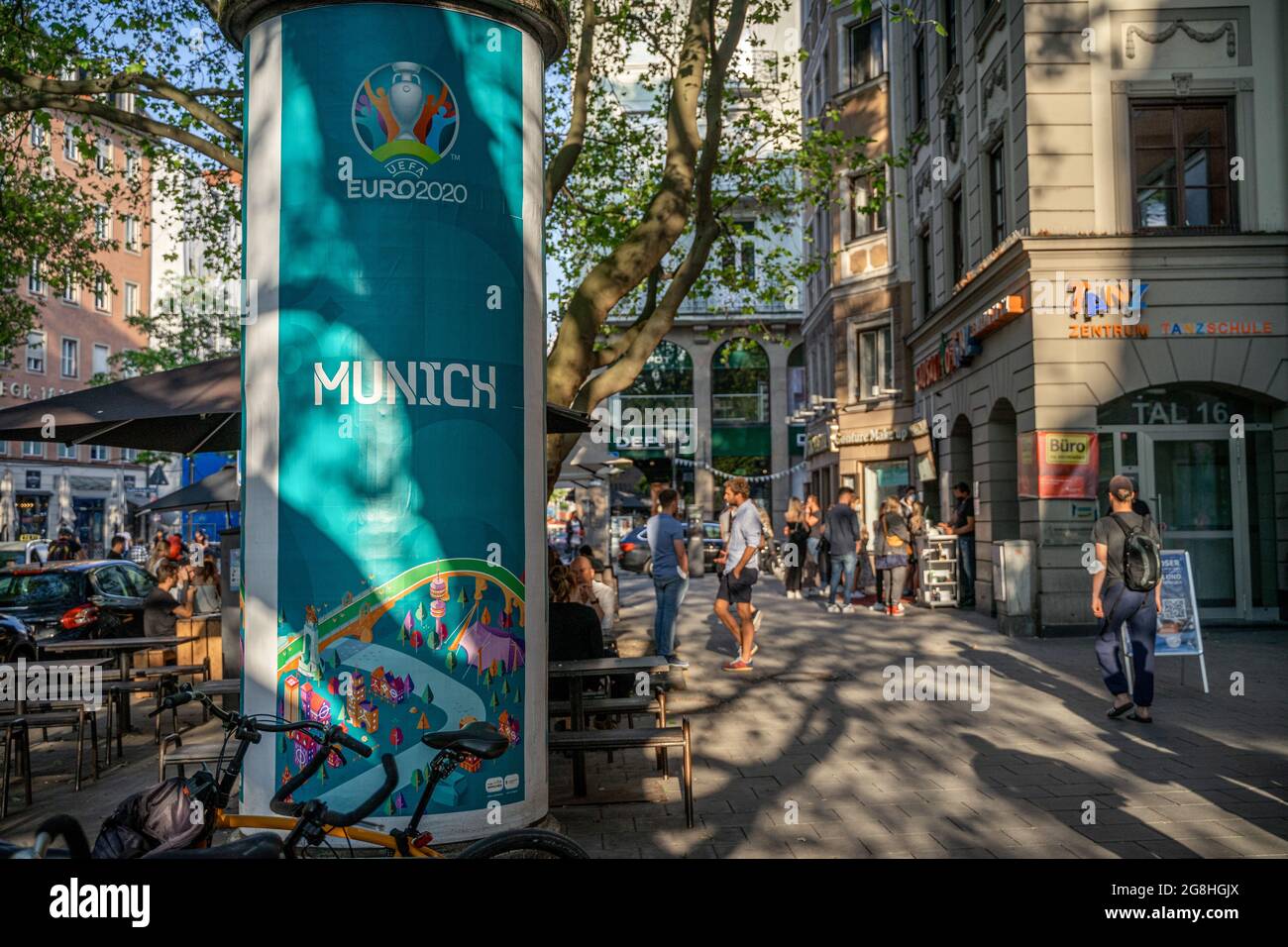 Auch wenn das erste EM-Spiel in der Münchner Allianz Arena erst am Dienstag stattfindet, ist die Münchner Innenstadt am 13. Juni 2021 optisch schon perfekt für die Europameisterschaft eingekleidet. (Foto: Alexander Pohl/Sipa USA) Quelle: SIPA USA/Alamy Live News Stockfoto