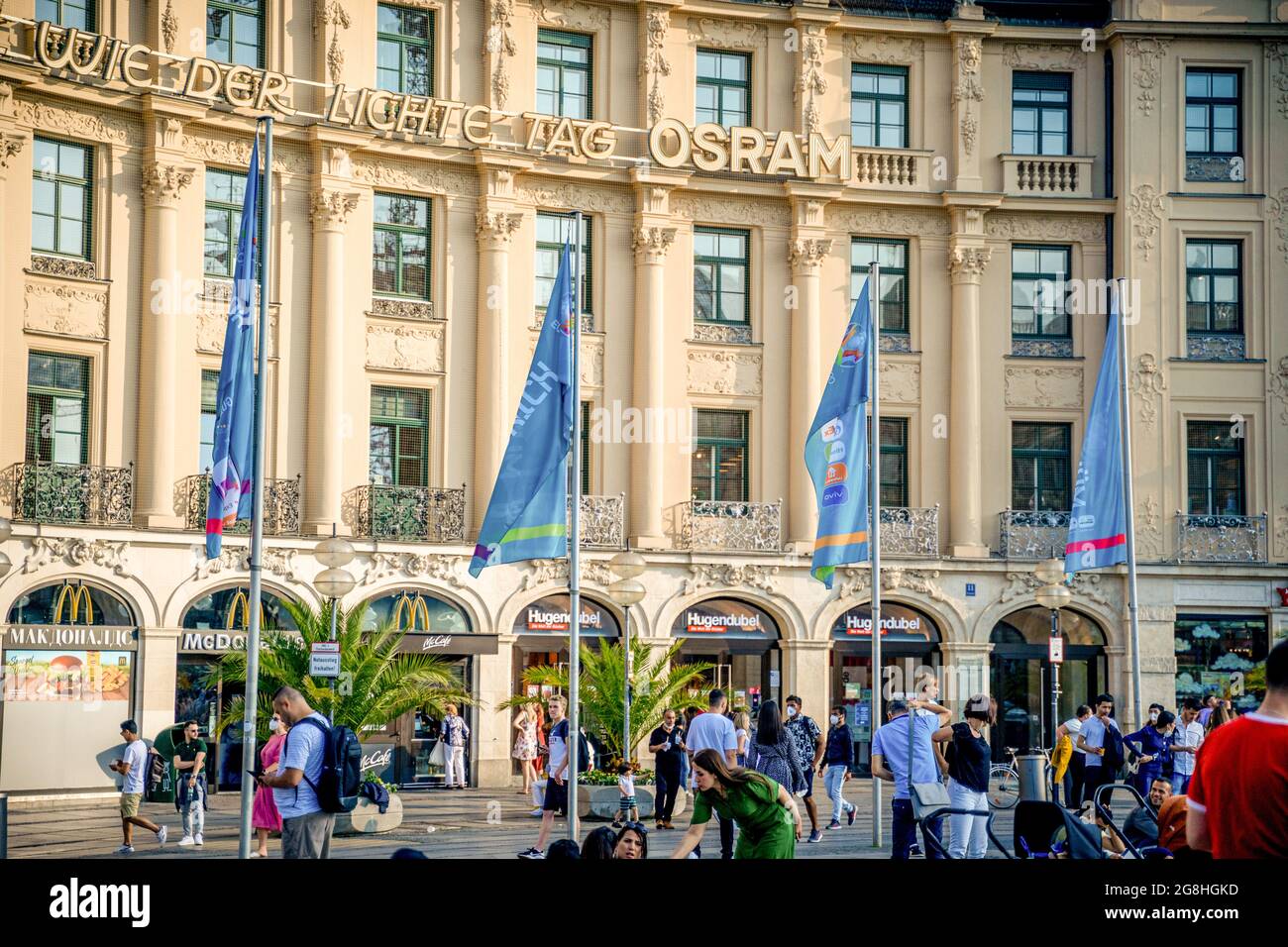 Auch wenn das erste EM-Spiel in der Münchner Allianz Arena erst am Dienstag stattfindet, ist die Münchner Innenstadt am 13. Juni 2021 optisch schon perfekt für die Europameisterschaft eingekleidet. (Foto: Alexander Pohl/Sipa USA) Quelle: SIPA USA/Alamy Live News Stockfoto