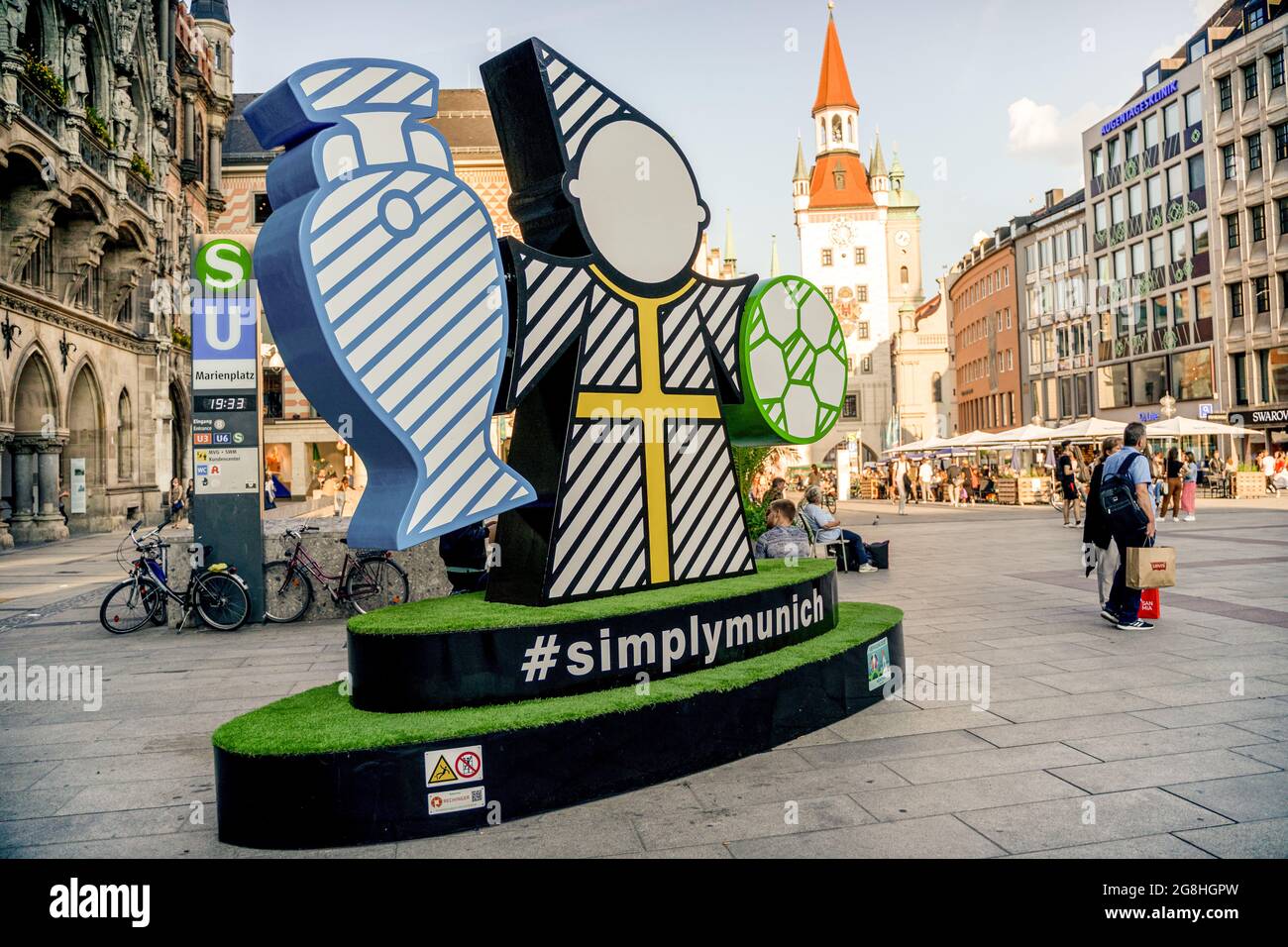 Auch wenn das erste EM-Spiel in der Münchner Allianz Arena erst am Dienstag stattfindet, ist die Münchner Innenstadt am 13. Juni 2021 optisch schon perfekt für die Europameisterschaft eingekleidet. (Foto: Alexander Pohl/Sipa USA) Quelle: SIPA USA/Alamy Live News Stockfoto
