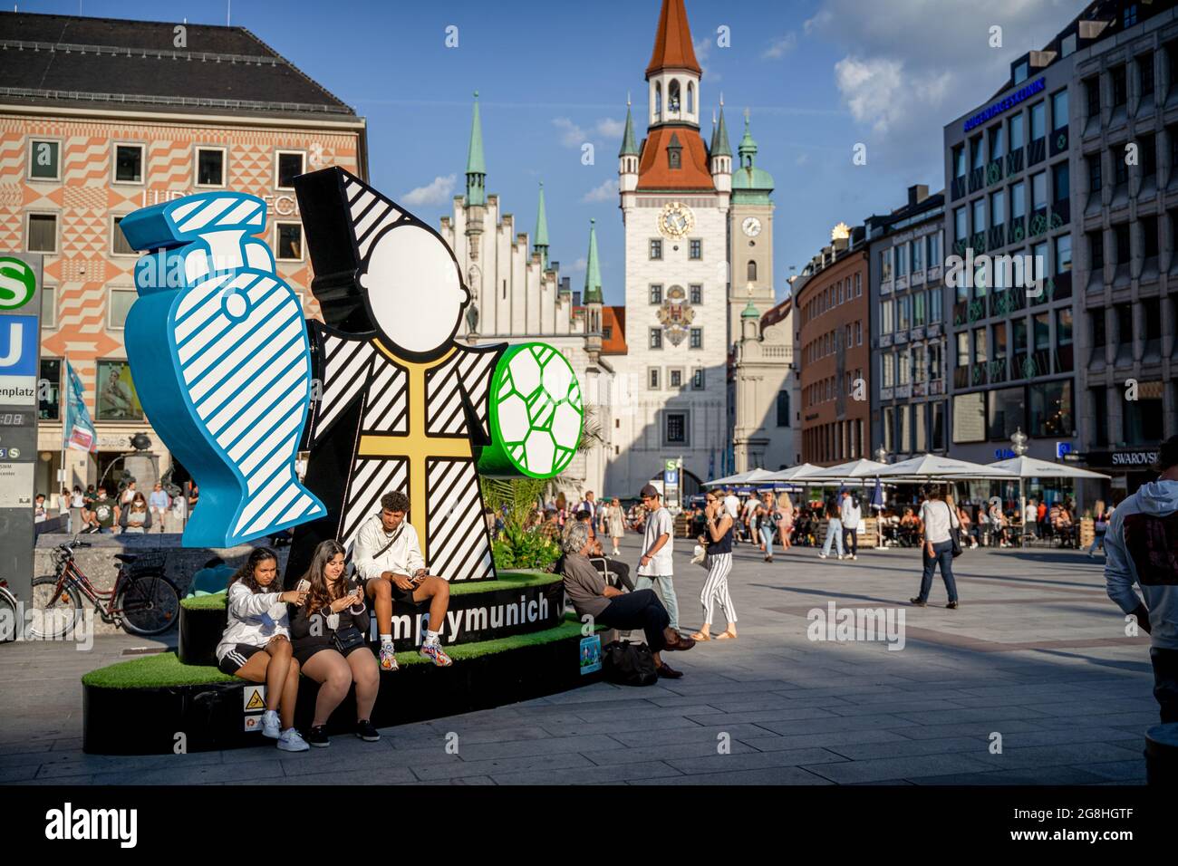 Auch wenn das erste EM-Spiel in der Münchner Allianz Arena erst am Dienstag stattfindet, ist die Münchner Innenstadt am 13. Juni 2021 optisch schon perfekt für die Europameisterschaft eingekleidet. (Foto: Alexander Pohl/Sipa USA) Quelle: SIPA USA/Alamy Live News Stockfoto