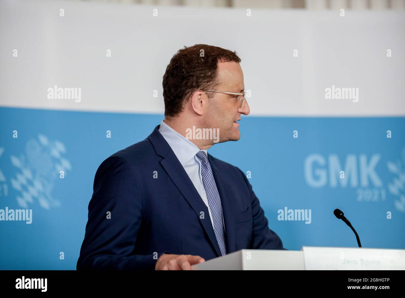 Jens Spahn auf der Pressekonferenz zur Gesundheitsministerkonferenz. Am 19.06.2021 fand in München die 94 statt. Gesundheitsministerkonferenz mit dem Schwerpunkt 'Zukunft gestalten - die Gesundheit von Kindern und Jugendlichen im Kontext der Corona-Pandemie' statt. Im Anschluss fand eine Pressekonferenz statt, auf der unter anderem der deutsche Gesundheitsminister Jens Spahn und Bayerns Gesundheitsminister Klaus Holschek die Fragen der Presse verantworten. (Foto: Alexander Pohl/Sipa USA) Quelle: SIPA USA/Alamy Live News Stockfoto