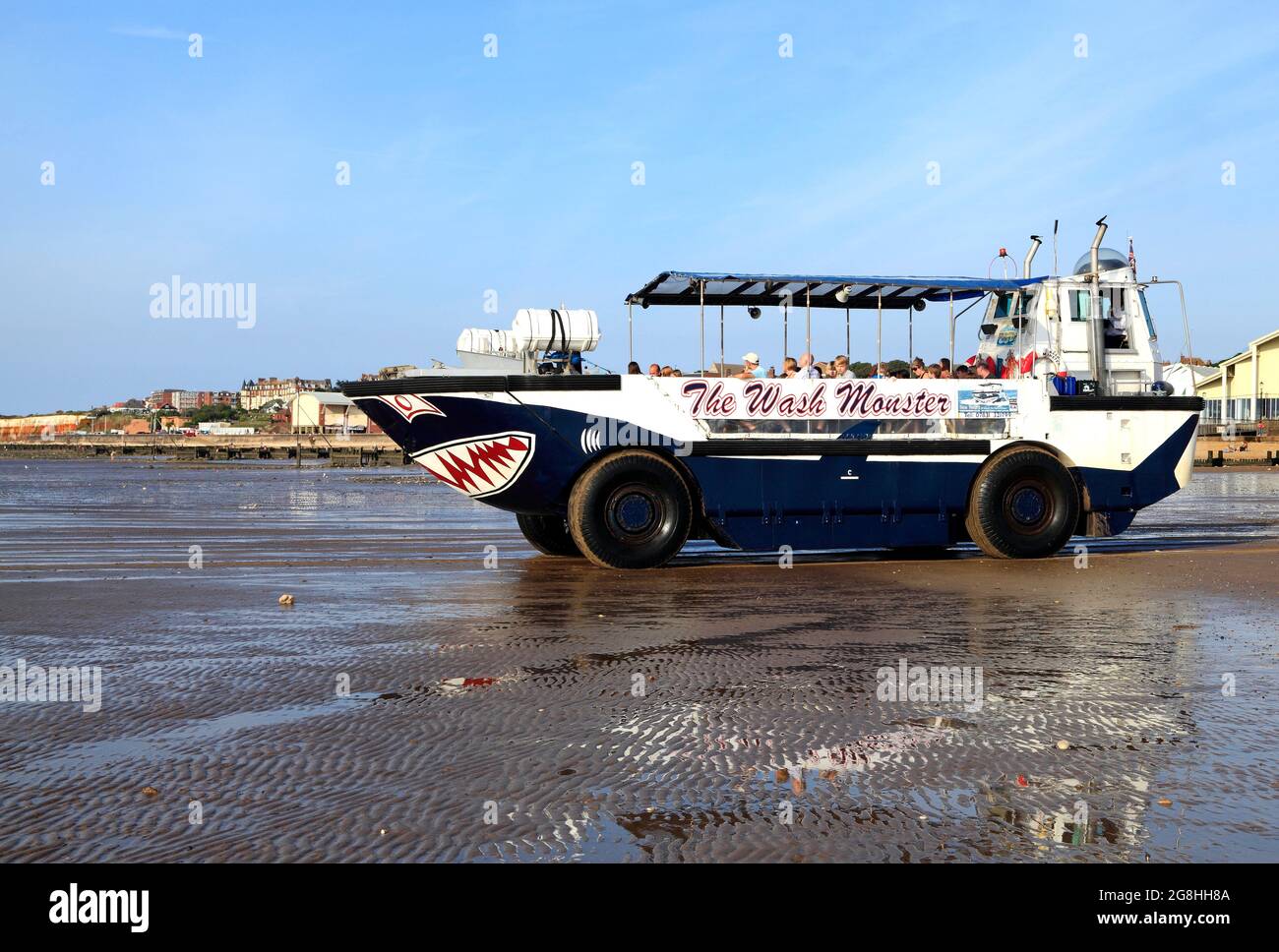 Das Wash Monster, das Meer betreten, Vergnügungsboot, Ausflüge, Passagiere, Hunstanton Beach, Norfolk, England, Großbritannien Stockfoto
