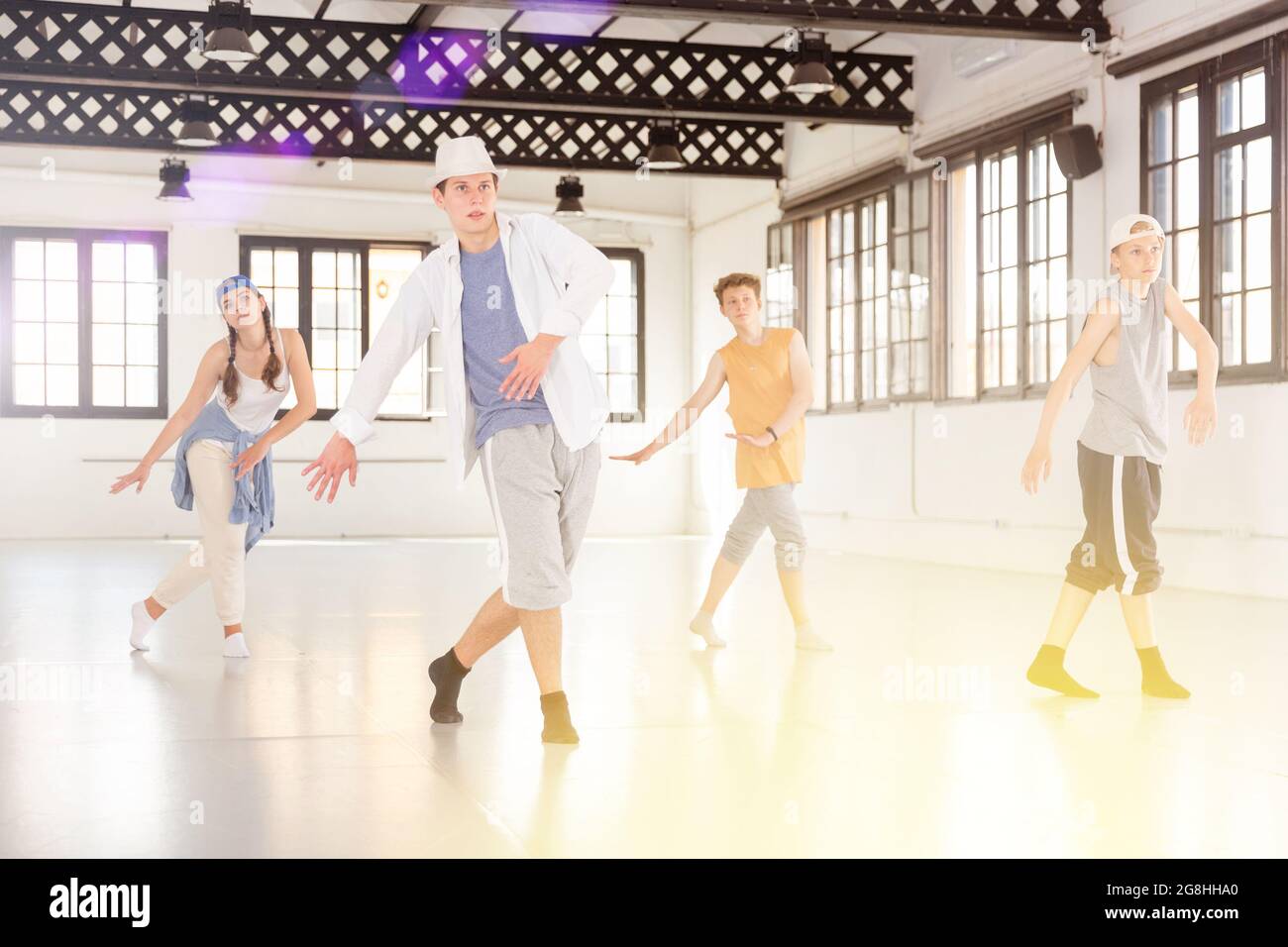 Teenager-Tänzer üben aktiven Tanz im Studio Stockfoto