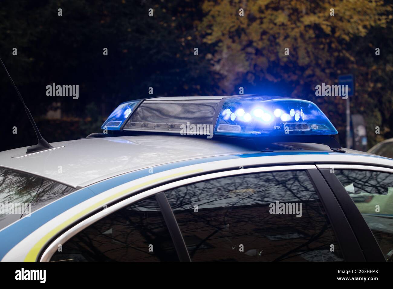 Polizeiwagen im Einsatz mit Blaulicht. (Foto: Alexander Pohl/Sipa USA) Quelle: SIPA USA/Alamy Live News Stockfoto