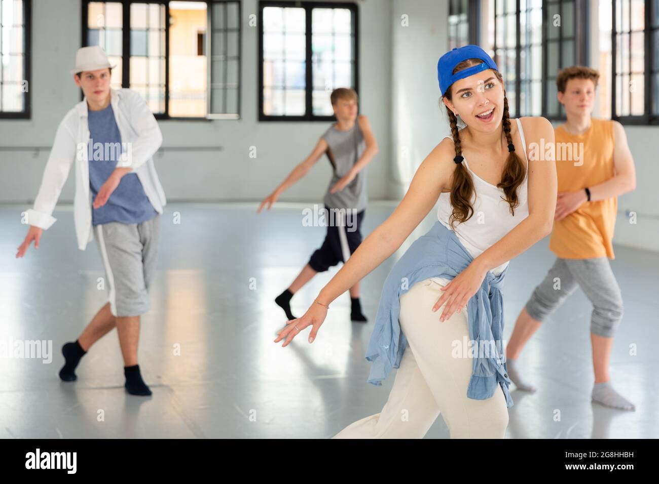 Teenager Mädchen üben aktiven Tanz im Studio Stockfoto