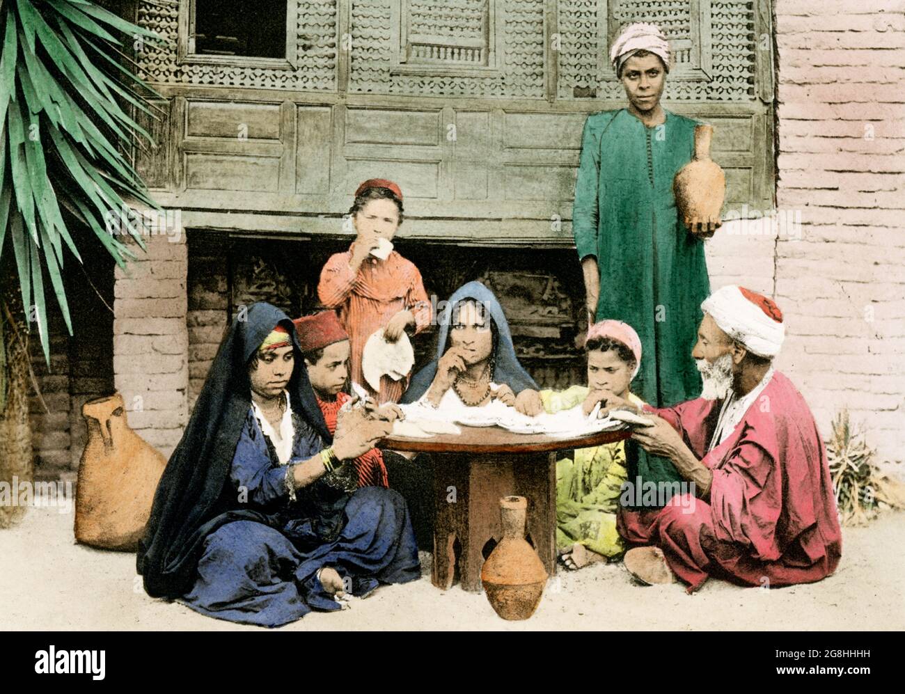 Diese Abbildung aus dem Jahr 1903 zeigt eine arabische Familie beim Abendessen. Stockfoto