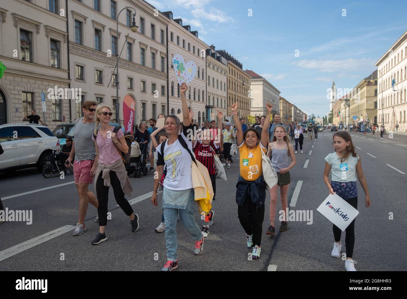 „Kind mit Fly Emirates“-T-Shirt. Am 21. Juli haben sich mehr als 10.000 Menschen für eine bessere Klimapolitik demontiert. Mehr als 40 Verbände haben sich hinter Fridays for future gestellt und die Demo mitorganisiert. (Foto: Alexander Pohl/Sipa USA) Quelle: SIPA USA/Alamy Live News Stockfoto