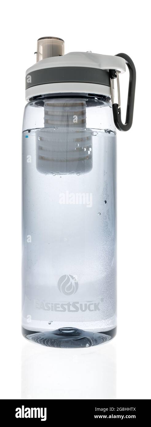 Winneconne, WI -20 Juli 2021: Eine Wasserflasche mit Filter von EasiestSuck auf einem isolierten Hintergrund Stockfoto