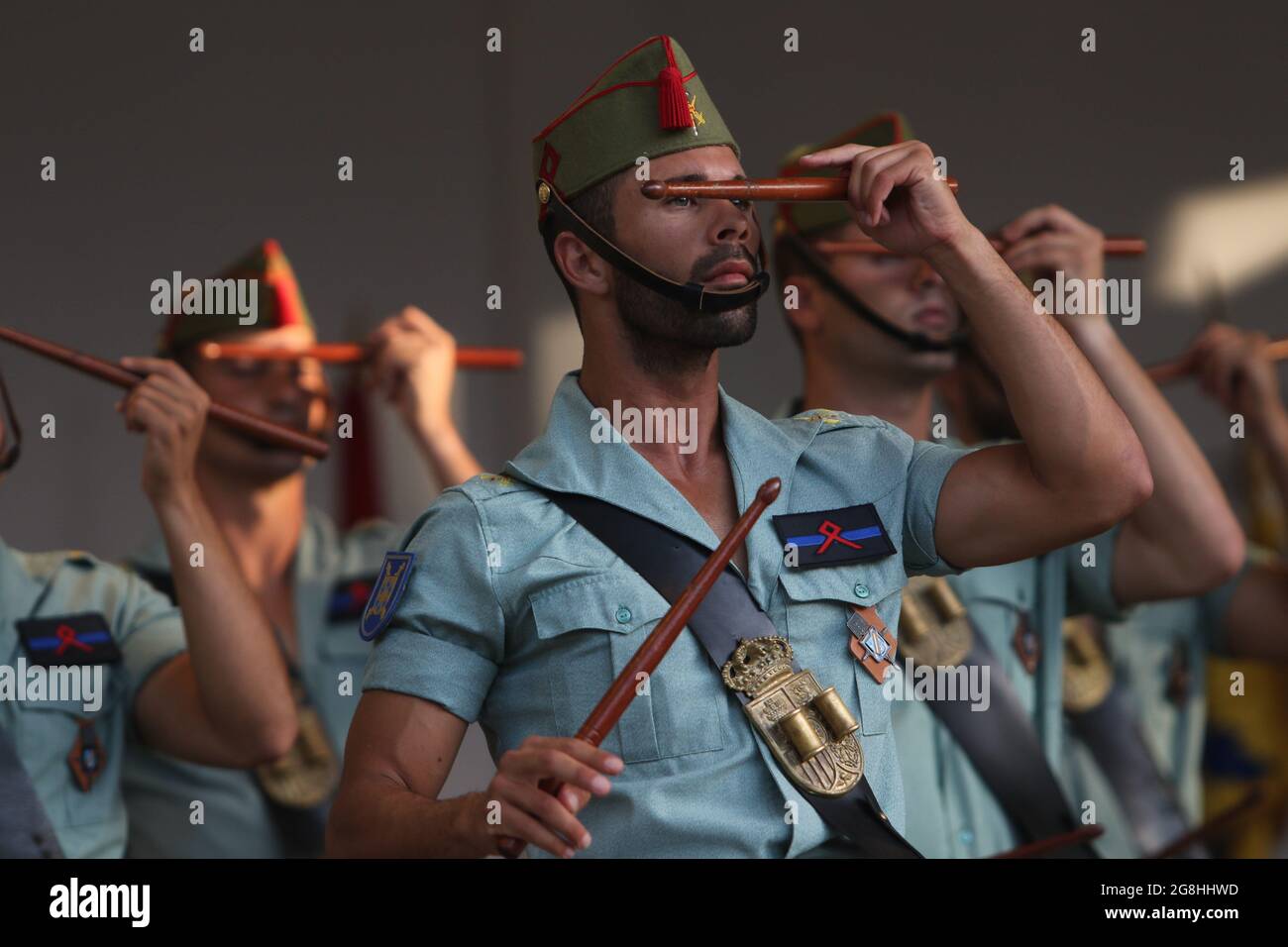 20. Juli 2021: 20. Juli 2021 (Malaga) Musiklegionäre zum 100. Jahrestag der Hymne des Bräutigams des Todes Malaga erinnert daran, dass es die erste Stadt war, in der sie mit einer Hommage in der Stimme von Virginia GÃ¡mez und der Kriegsband des Tercio Alejandro Farnesio IV von La LegiÃ³n de aufgeführt wurde Ronda (Bild: © Lorenzo Carnero/ZUMA Press Wire) Stockfoto